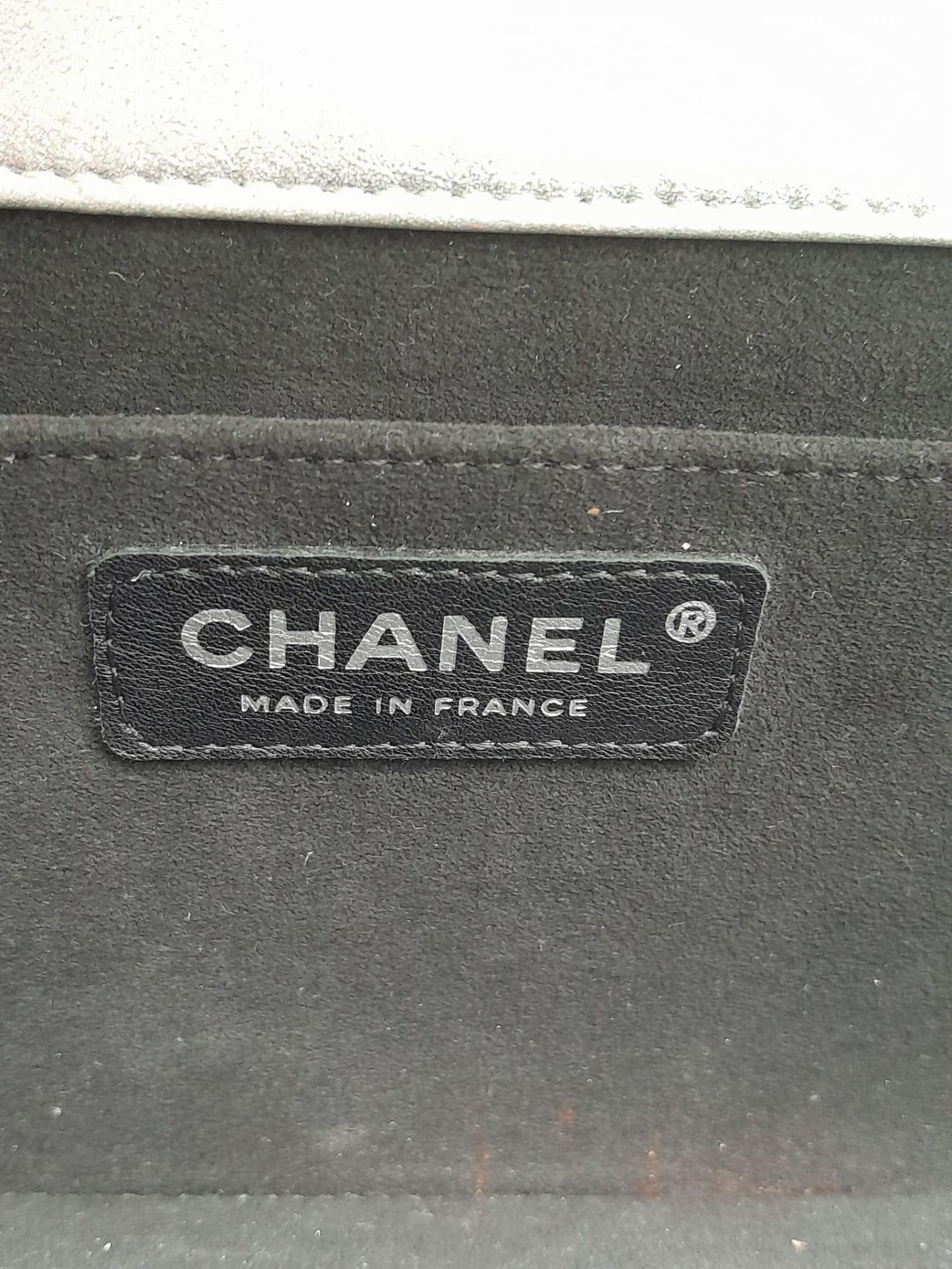 Chanel Silver Leather Flap Bag. Stunning quality throughout, this bag features a slip chain - Bild 7 aus 9