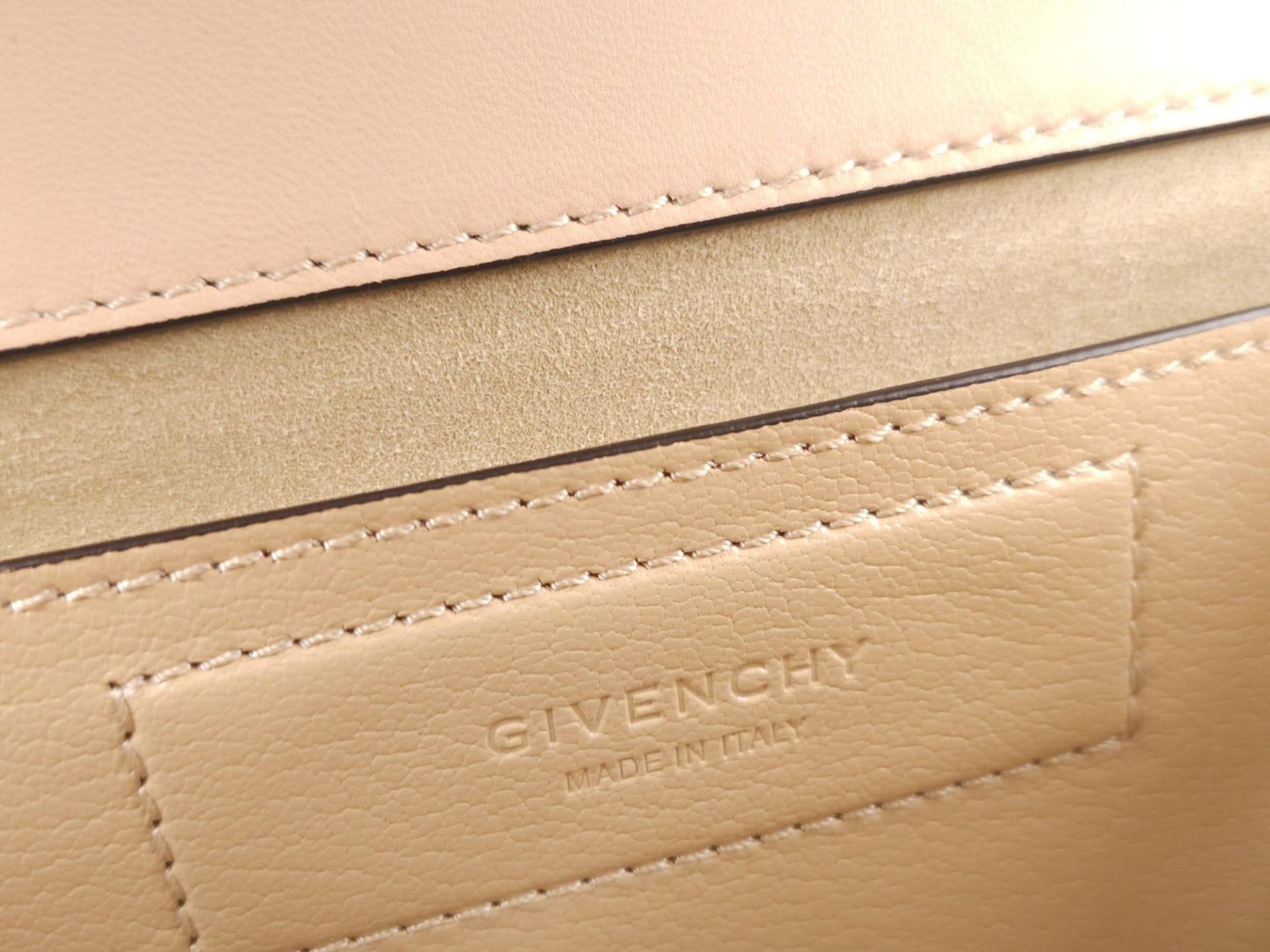 A Givenchy Nude Infinity Crossbody Bag. Leather exterior with front flap, gold toned hardware, - Bild 10 aus 12