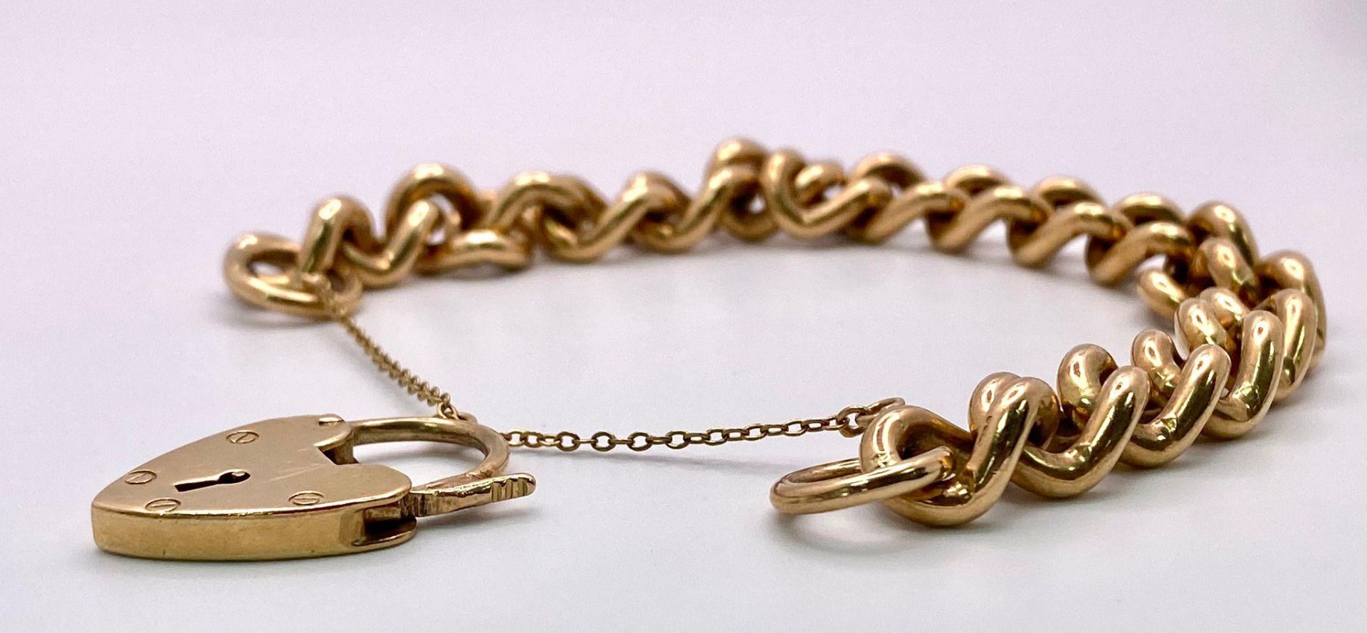 A Vintage 9K Yellow Gold Chunky Curb Link Bracelet with a Heart Clasp. 58g total weight. 17cm. - Bild 5 aus 8