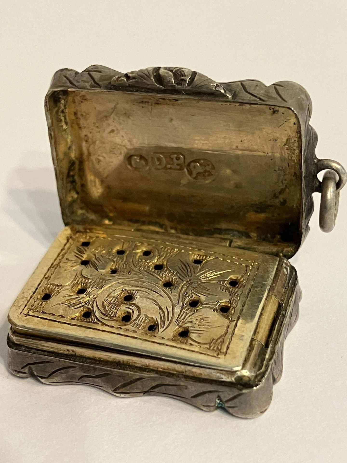 Antique SILVER VINAIGRETTE Having foliate and scroll decoration to lid with gilded interior - Image 5 of 6