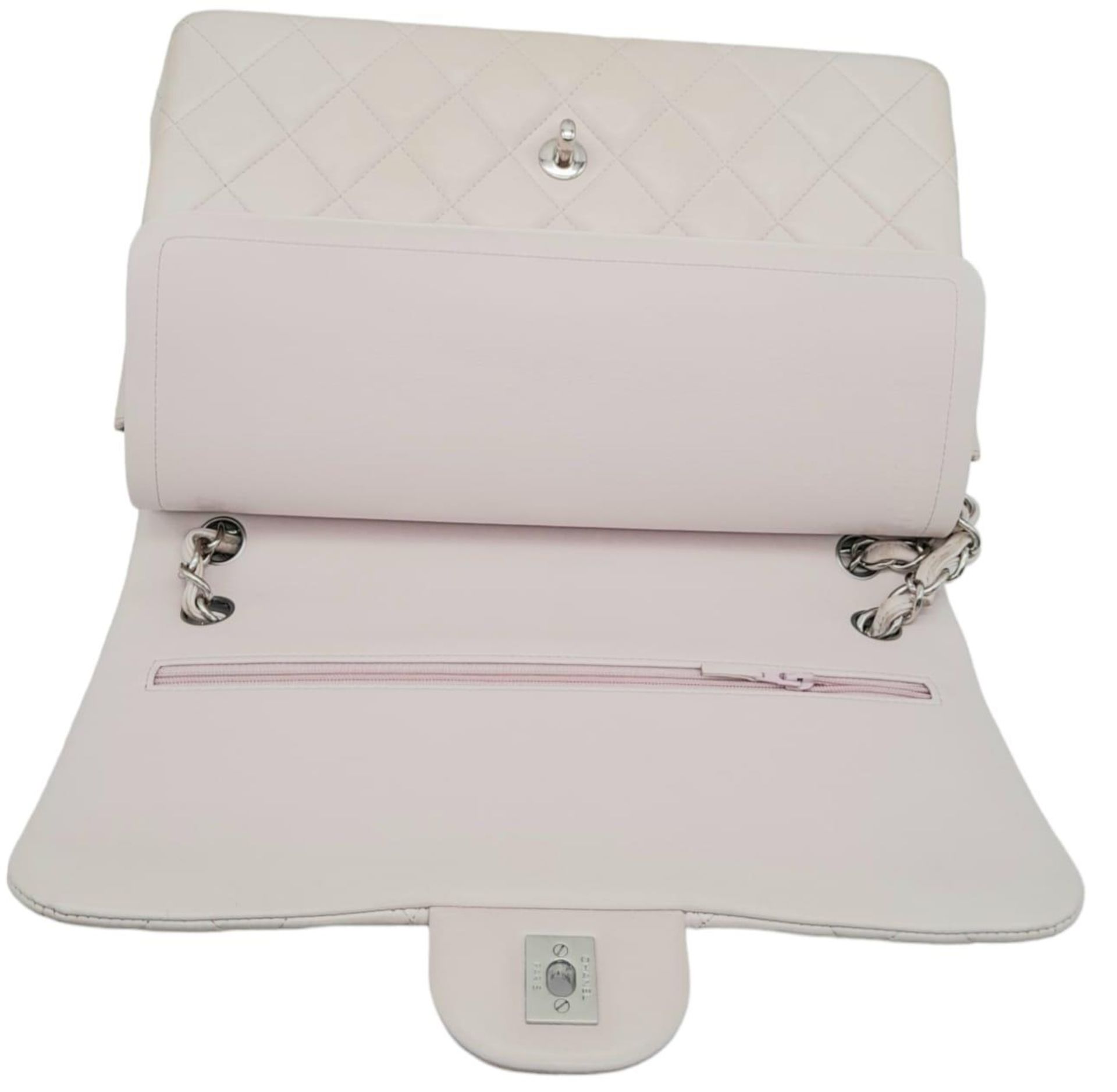 Chanel Baby Pink Classic Flap Bag. Quality quilted diamond stitch Chanel, with silver toned hardware - Bild 7 aus 13