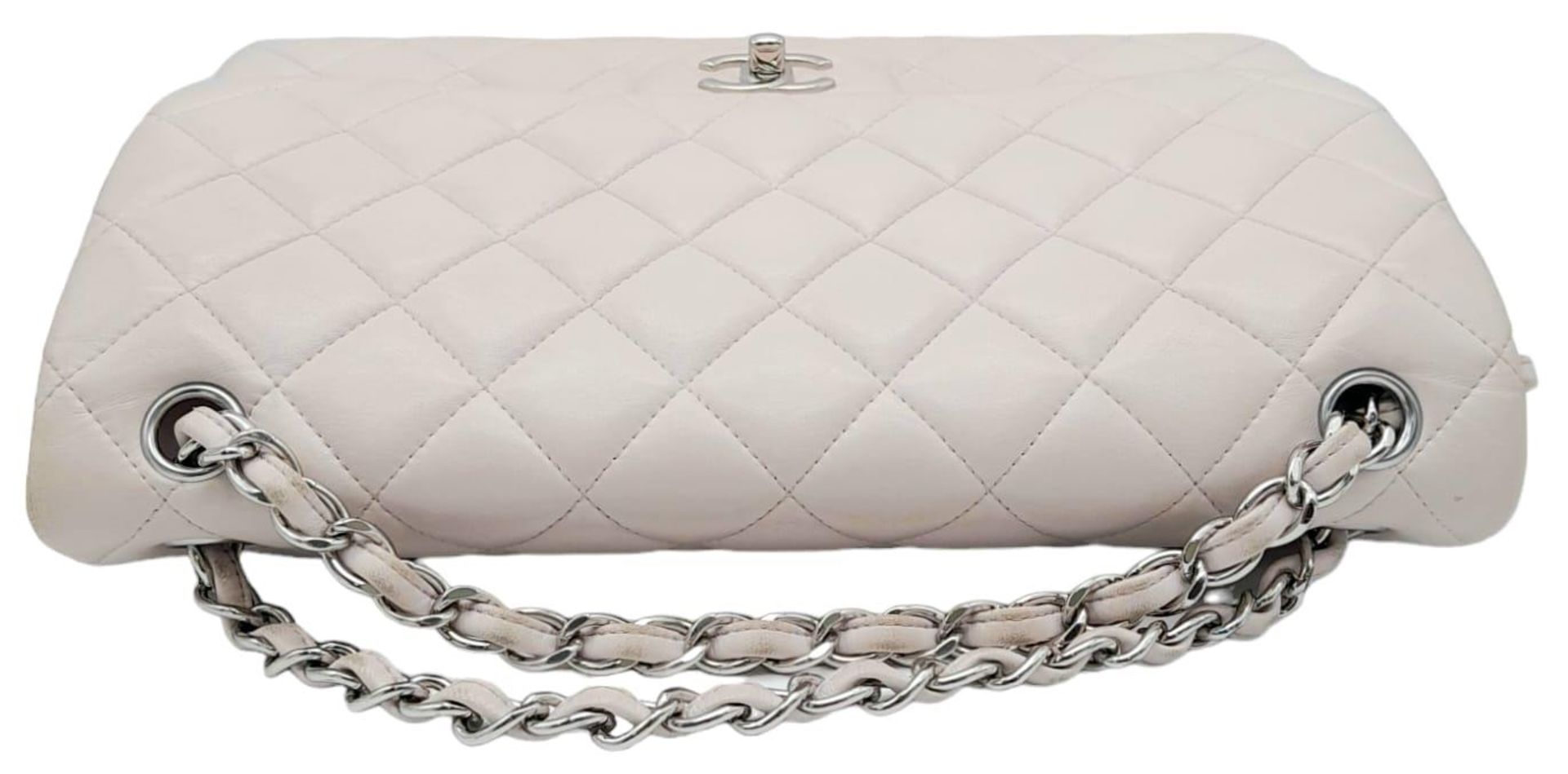 Chanel Baby Pink Classic Flap Bag. Quality quilted diamond stitch Chanel, with silver toned hardware - Bild 5 aus 13