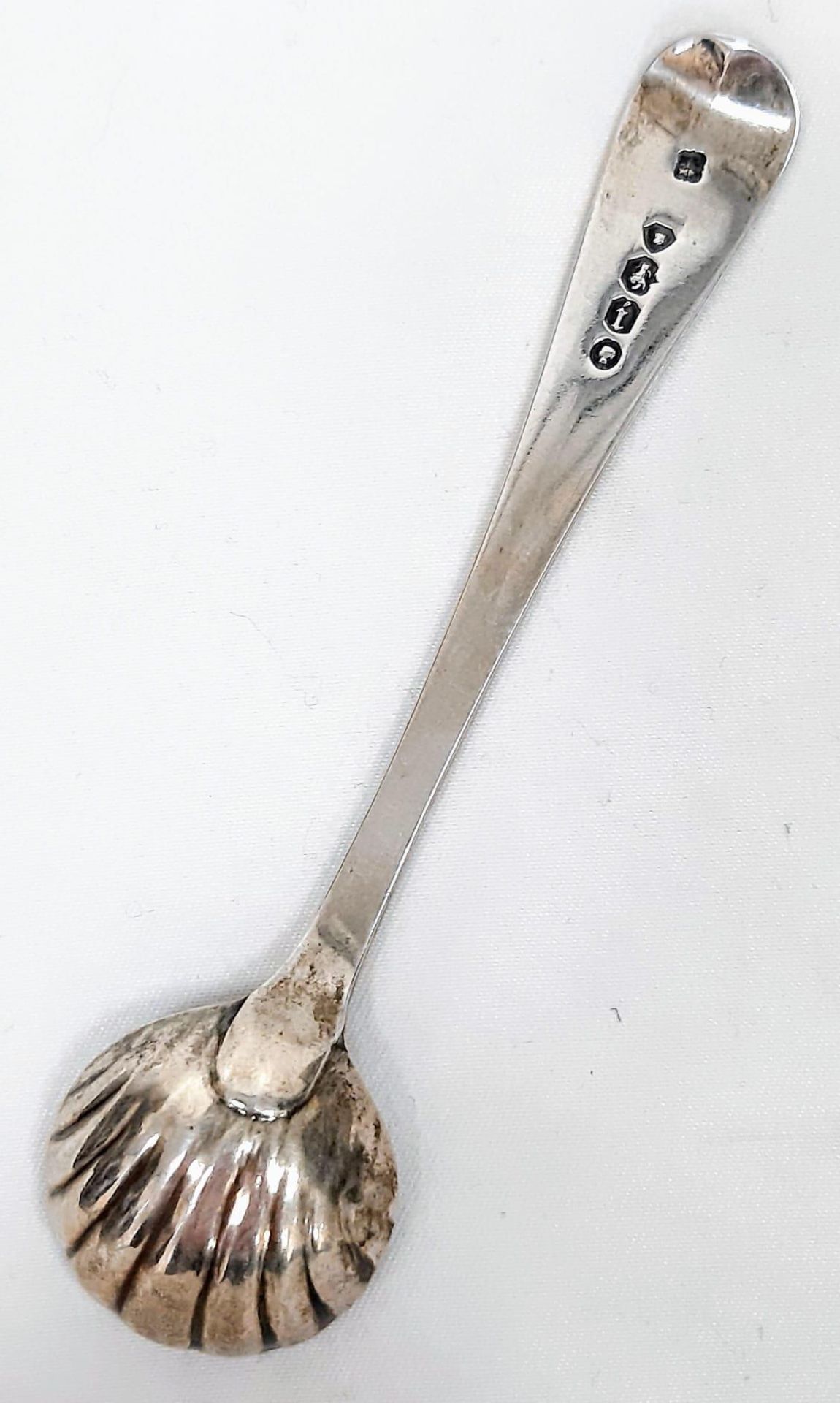 An Antique Victorian sterling silver sugar spoon with shell decoration. Full London hallmarks, 1864. - Bild 2 aus 3