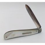 An antique sterling silver Mother of pearl knife. Full hallmarks Sheffield, 1921. Total weight 26.