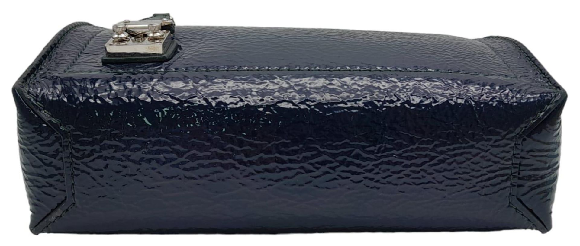 A Louis Vuitton Dark Navy Blue Vernis Pochette Bag. Patent leather exterior with silver toned - Bild 6 aus 11