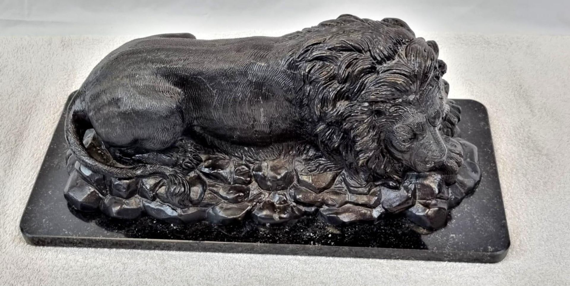 A Vintage, Possibly Antique Bronze Sculpture of a Resting Lion. Black patinated finish. Black marble - Bild 3 aus 6