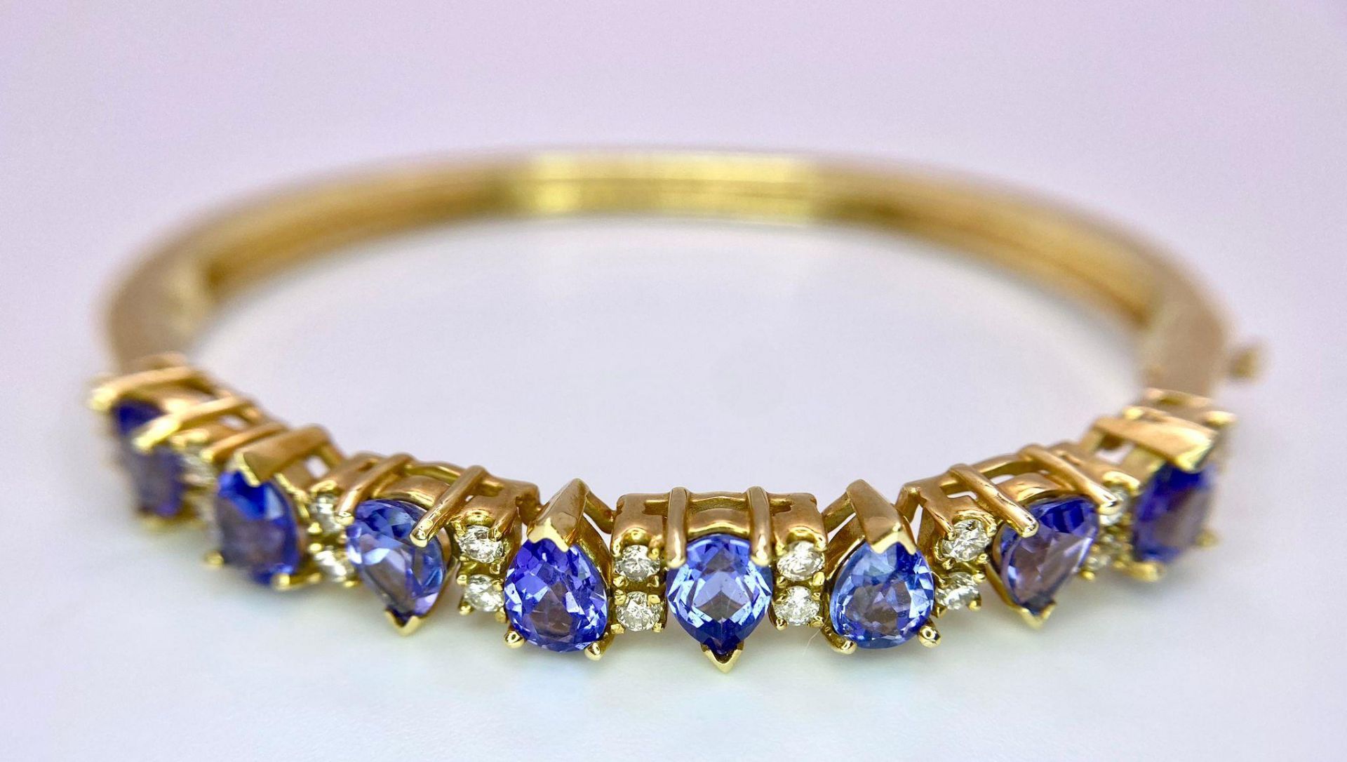 An Alluring 14K Yellow Gold, Amethyst and Diamond Bangle. High-grade, clean pear-cut amethysts - Bild 2 aus 10