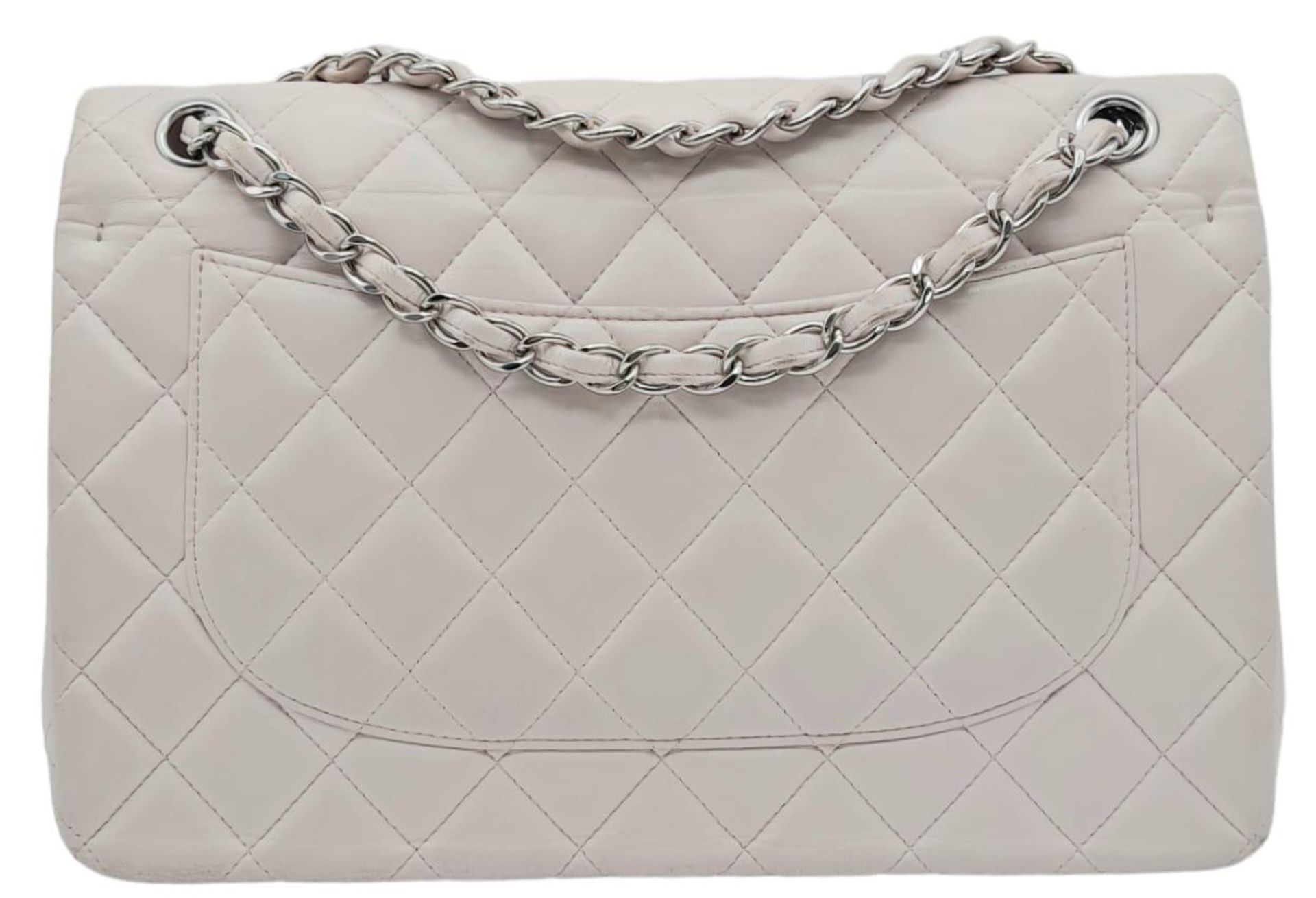 Chanel Baby Pink Classic Flap Bag. Quality quilted diamond stitch Chanel, with silver toned hardware - Bild 4 aus 13