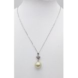 A Sterling Silver Necklace with a Pearl pendant. Measures 48cm in length. Weight: 3.76g