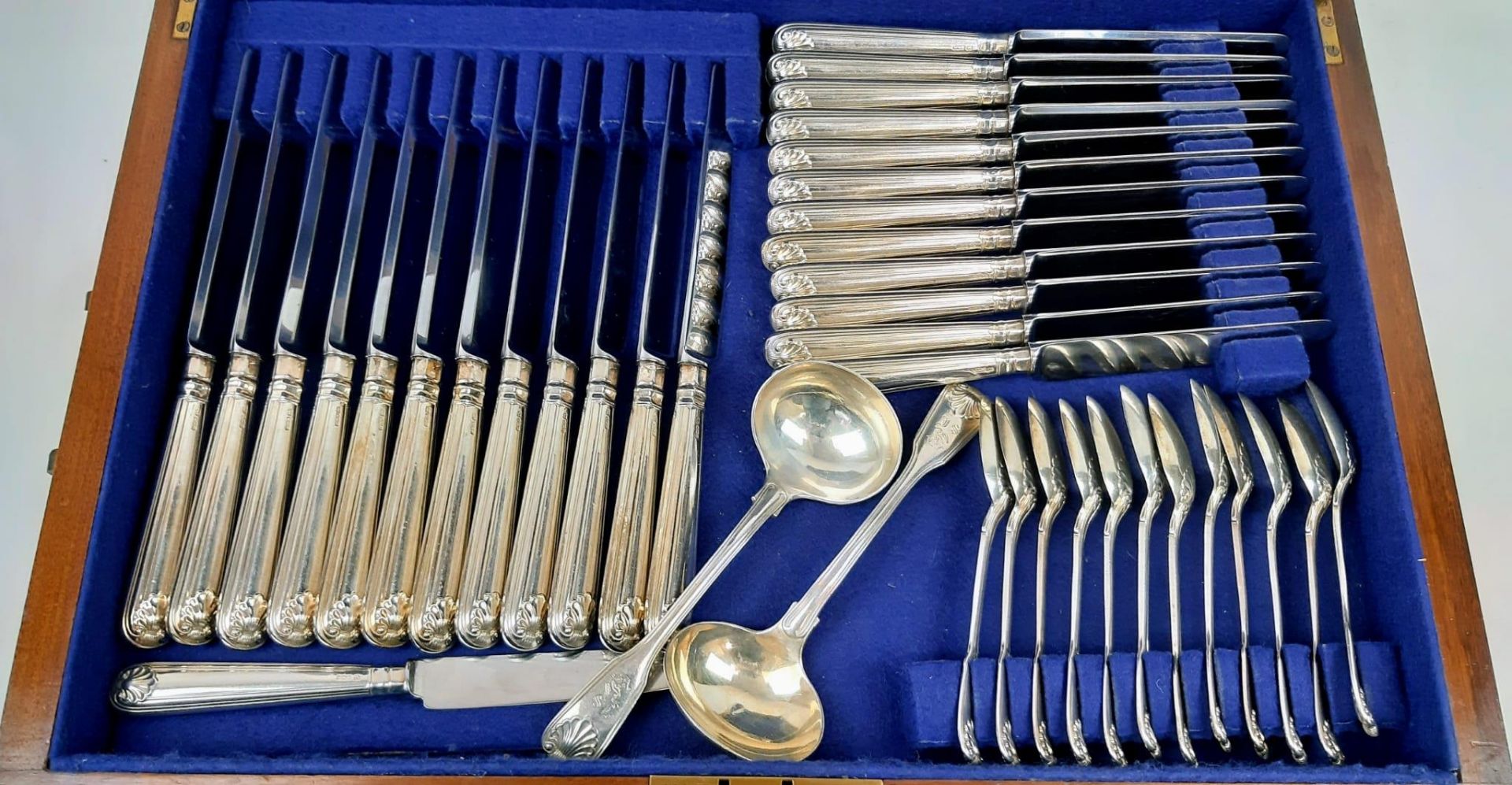 A Silver-Handled Cutlery Set Presented in a Victorian Display Box. To include: 25 knives, 24 - Bild 2 aus 9