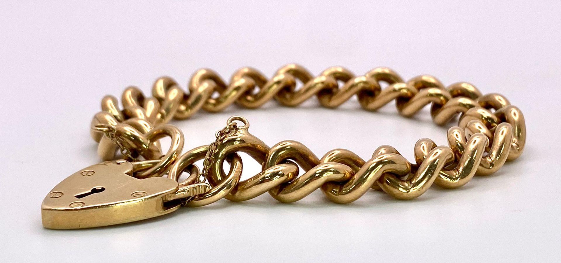 A Vintage 9K Yellow Gold Chunky Curb Link Bracelet with a Heart Clasp. 58g total weight. 17cm. - Bild 3 aus 8