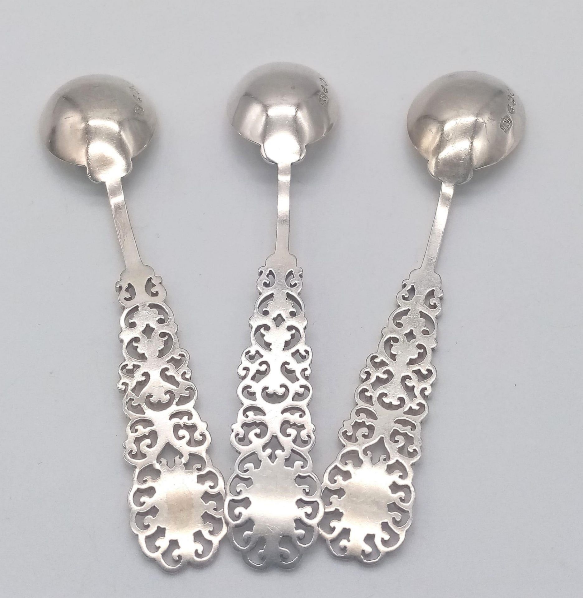 A SET OF 3 ORNATE TEASPOONS MADE IN LONDON IN 1892 WITH FANTASTIC PIERCED WORK HANDLES . 46.9gms - Bild 2 aus 4