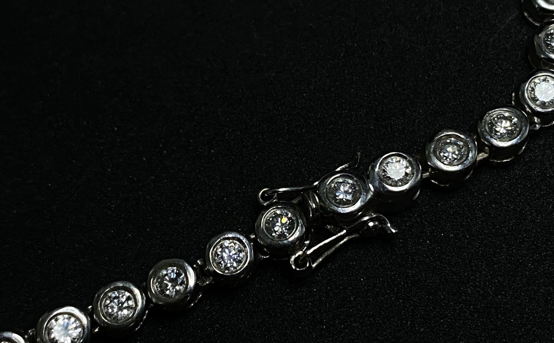 An Absolutely Stunning 18K White Gold and Diamond Tennis Necklace, Bracelet and Earring Set. 7ctw of - Bild 4 aus 14