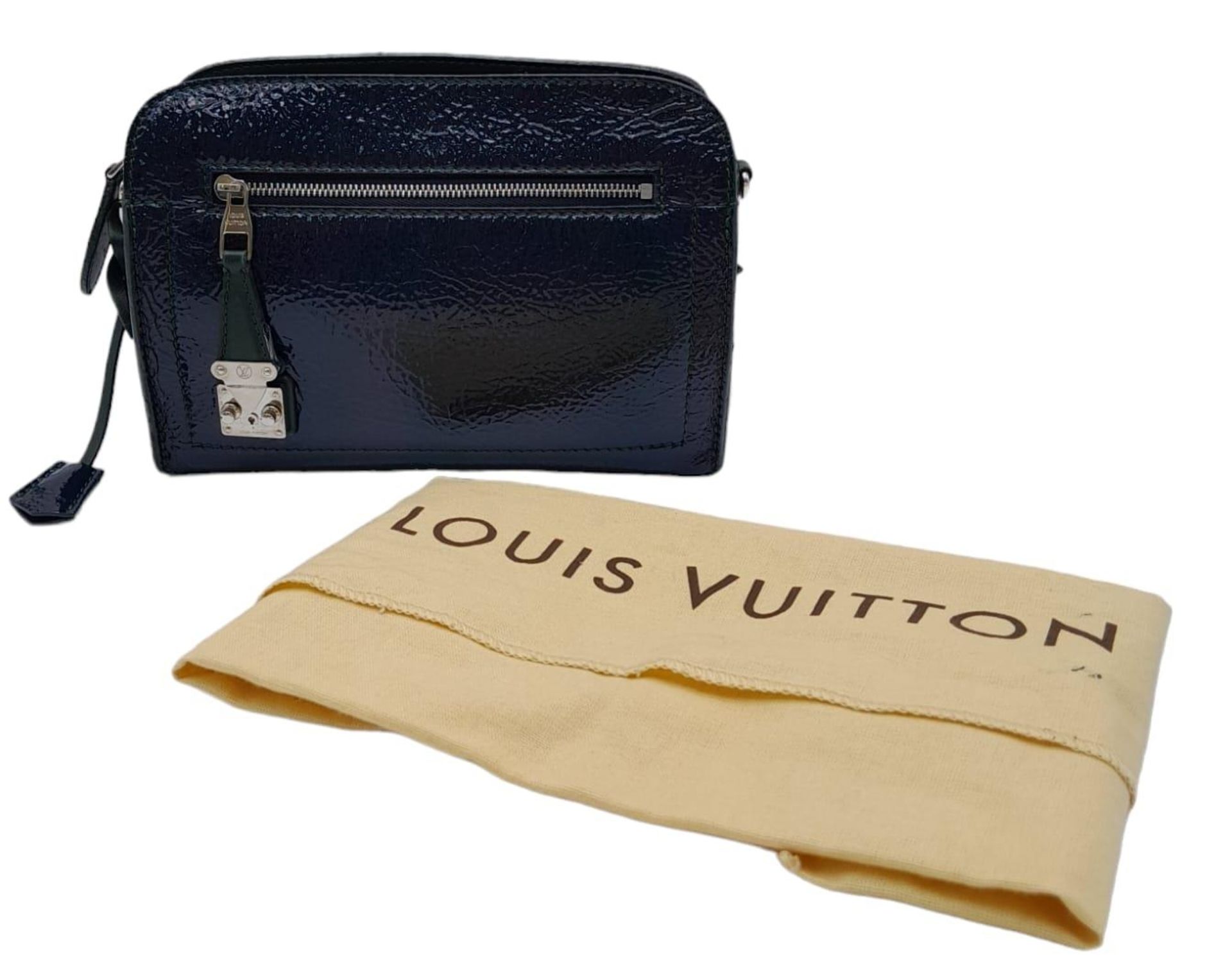 A Louis Vuitton Dark Navy Blue Vernis Pochette Bag. Patent leather exterior with silver toned - Bild 2 aus 11