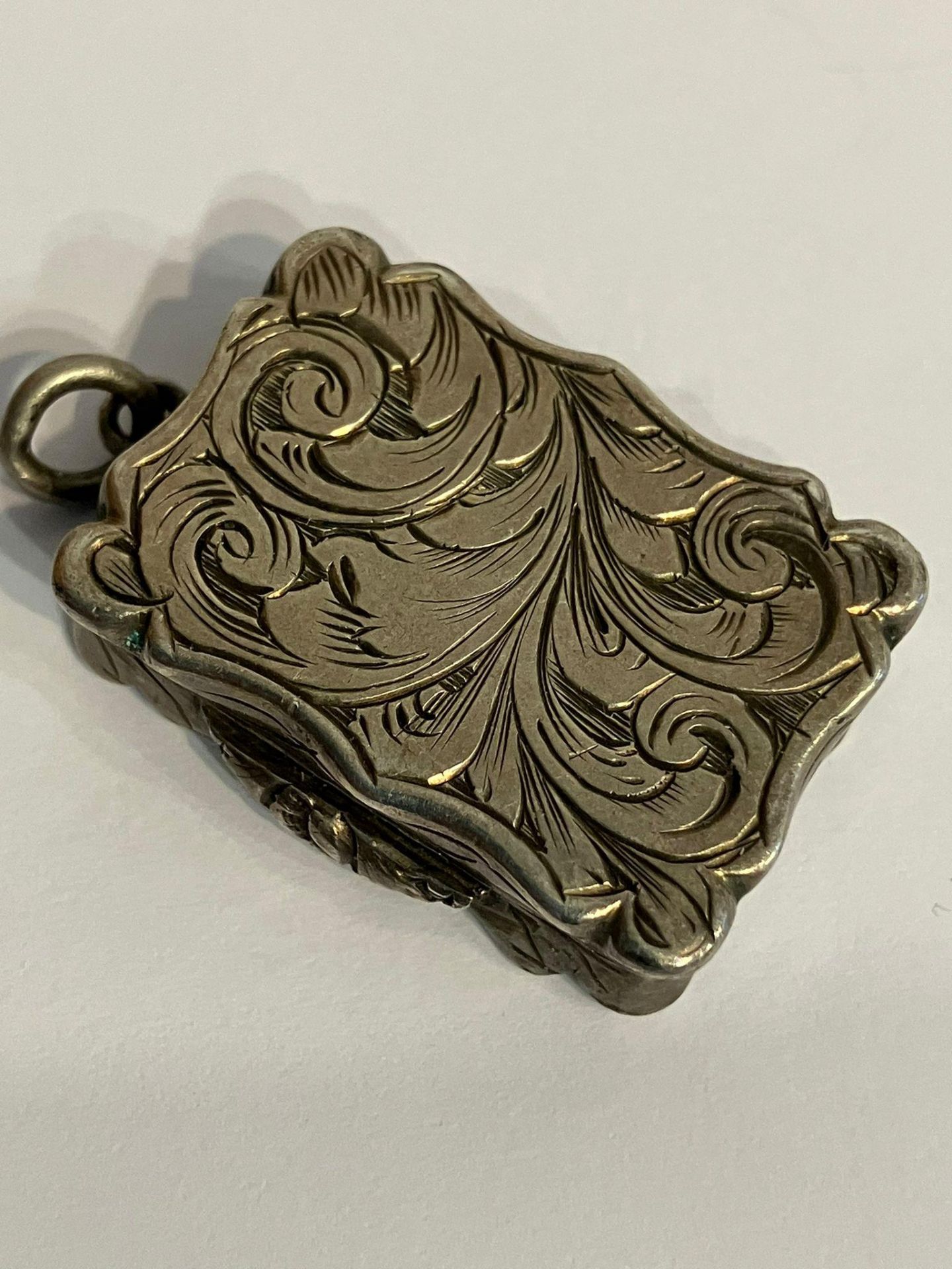 Antique SILVER VINAIGRETTE Having foliate and scroll decoration to lid with gilded interior - Image 2 of 6