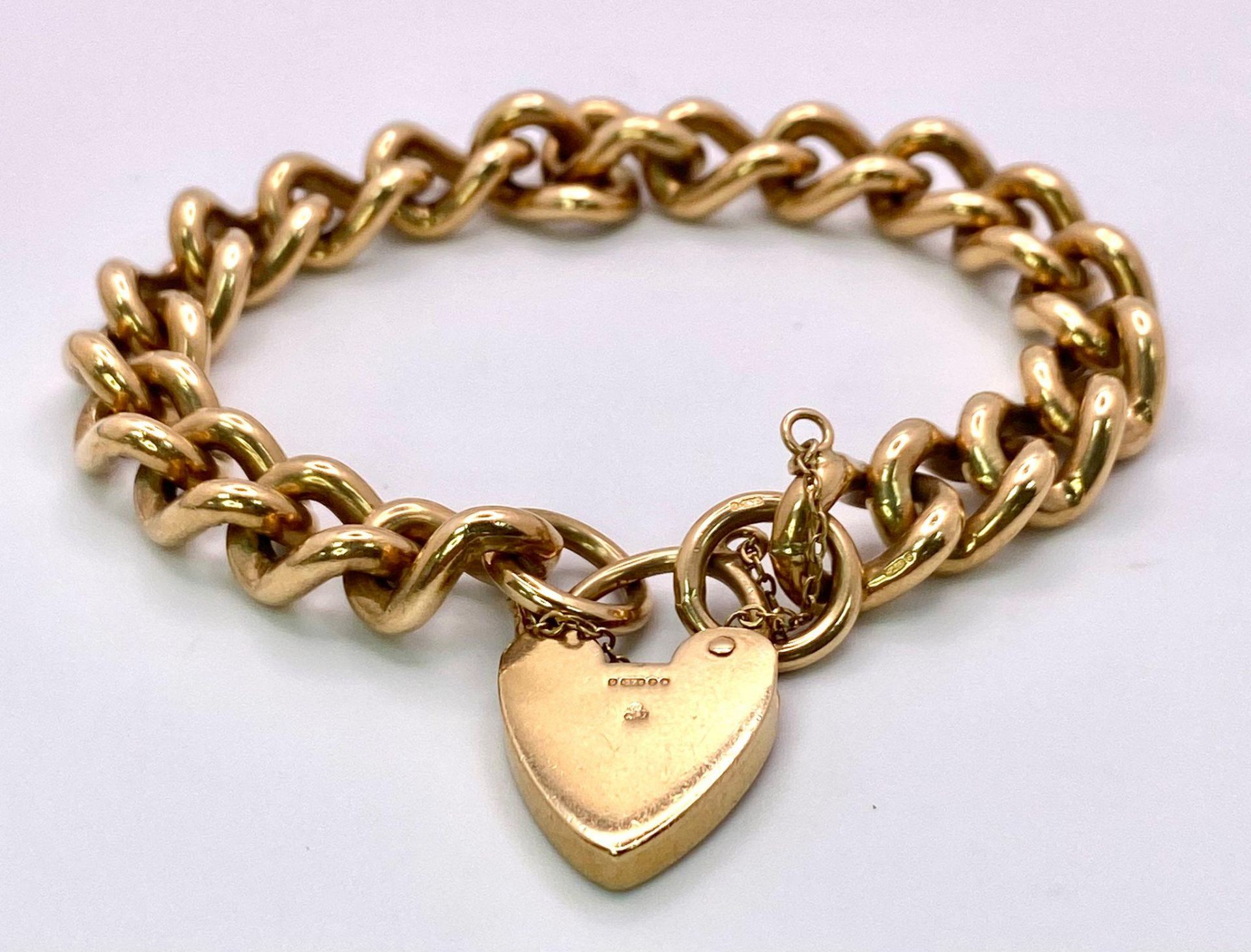 A Vintage 9K Yellow Gold Chunky Curb Link Bracelet with a Heart Clasp. 58g total weight. 17cm. - Bild 2 aus 8