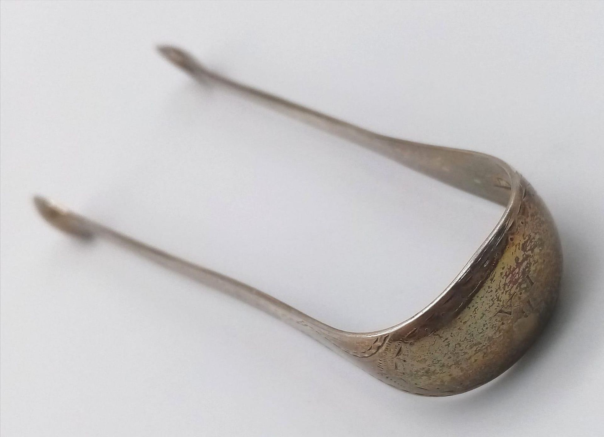 A vintage Georgian sterling silver tong. Total weight 33.1G. Total length 14cm. - Image 4 of 6