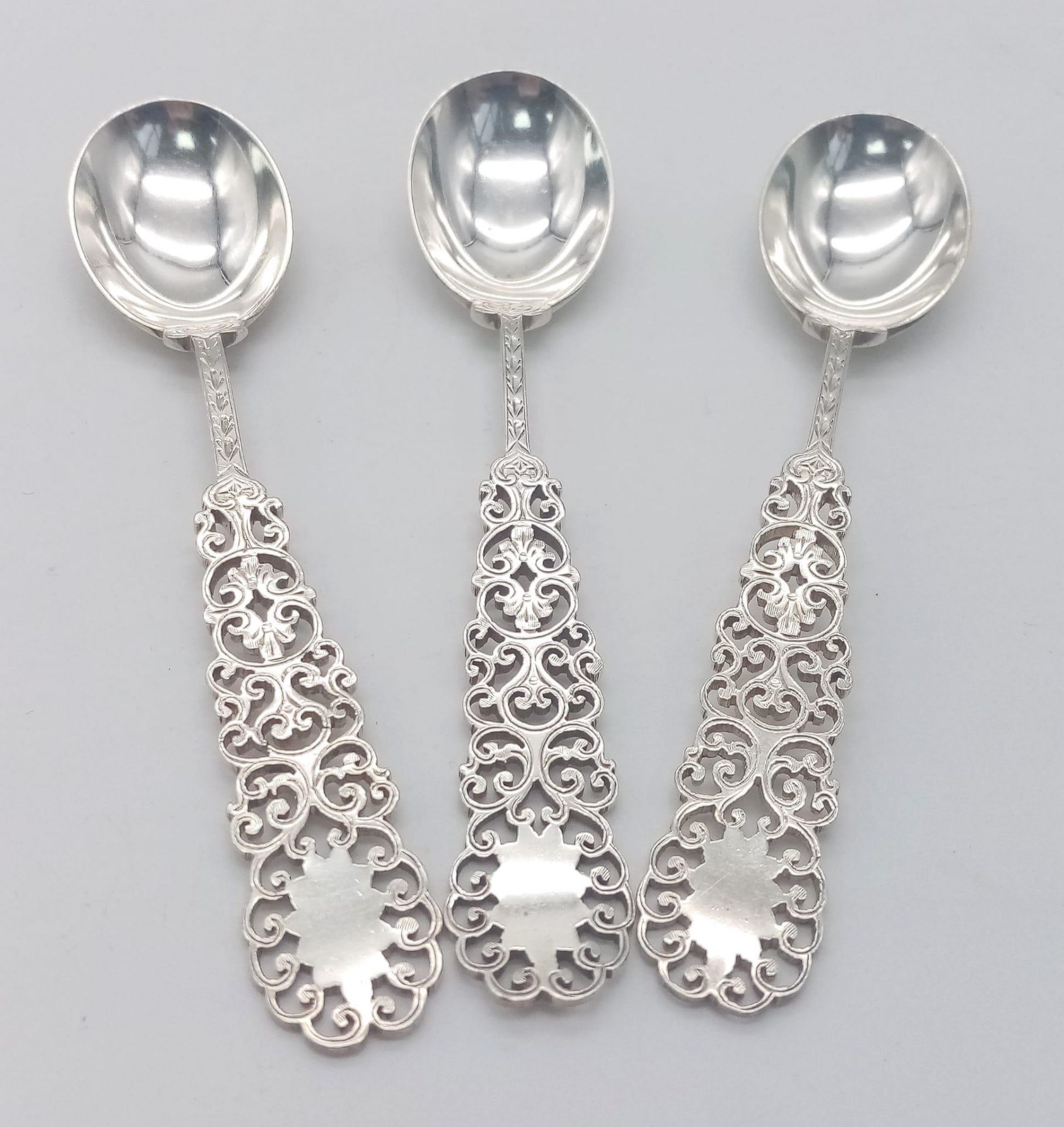 A SET OF 3 ORNATE TEASPOONS MADE IN LONDON IN 1892 WITH FANTASTIC PIERCED WORK HANDLES . 46.9gms