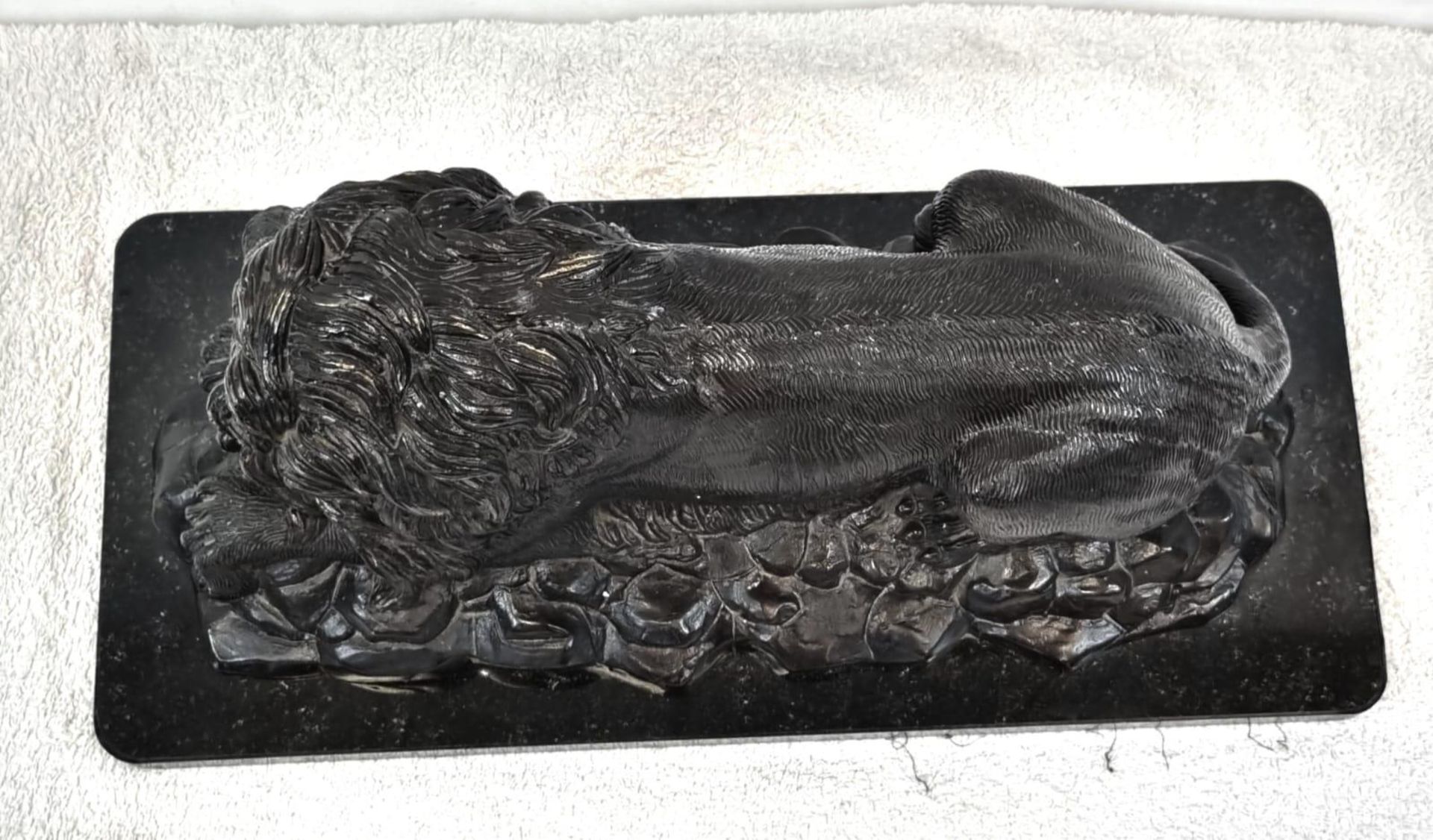 A Vintage, Possibly Antique Bronze Sculpture of a Resting Lion. Black patinated finish. Black marble - Bild 5 aus 6