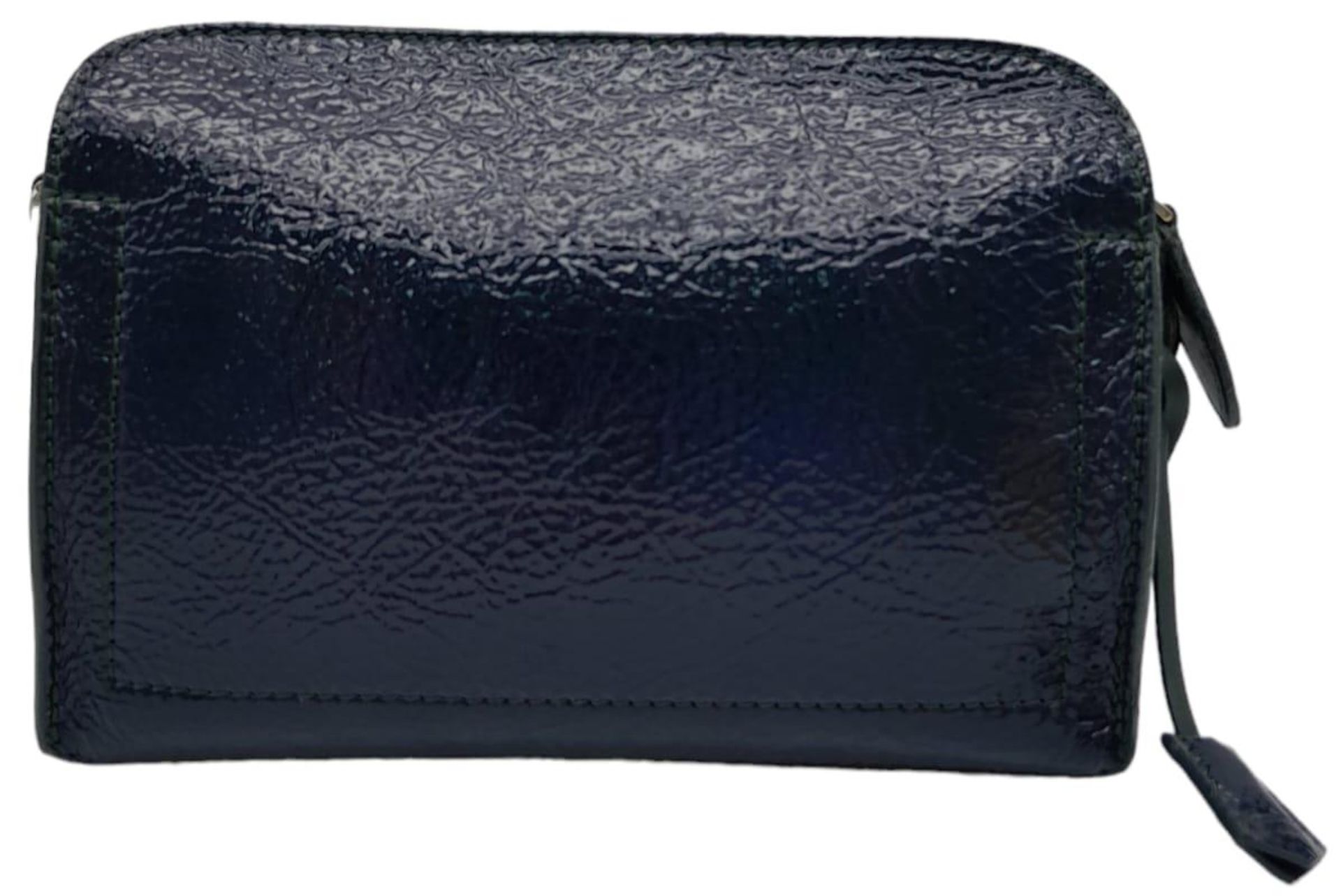 A Louis Vuitton Dark Navy Blue Vernis Pochette Bag. Patent leather exterior with silver toned - Bild 4 aus 11