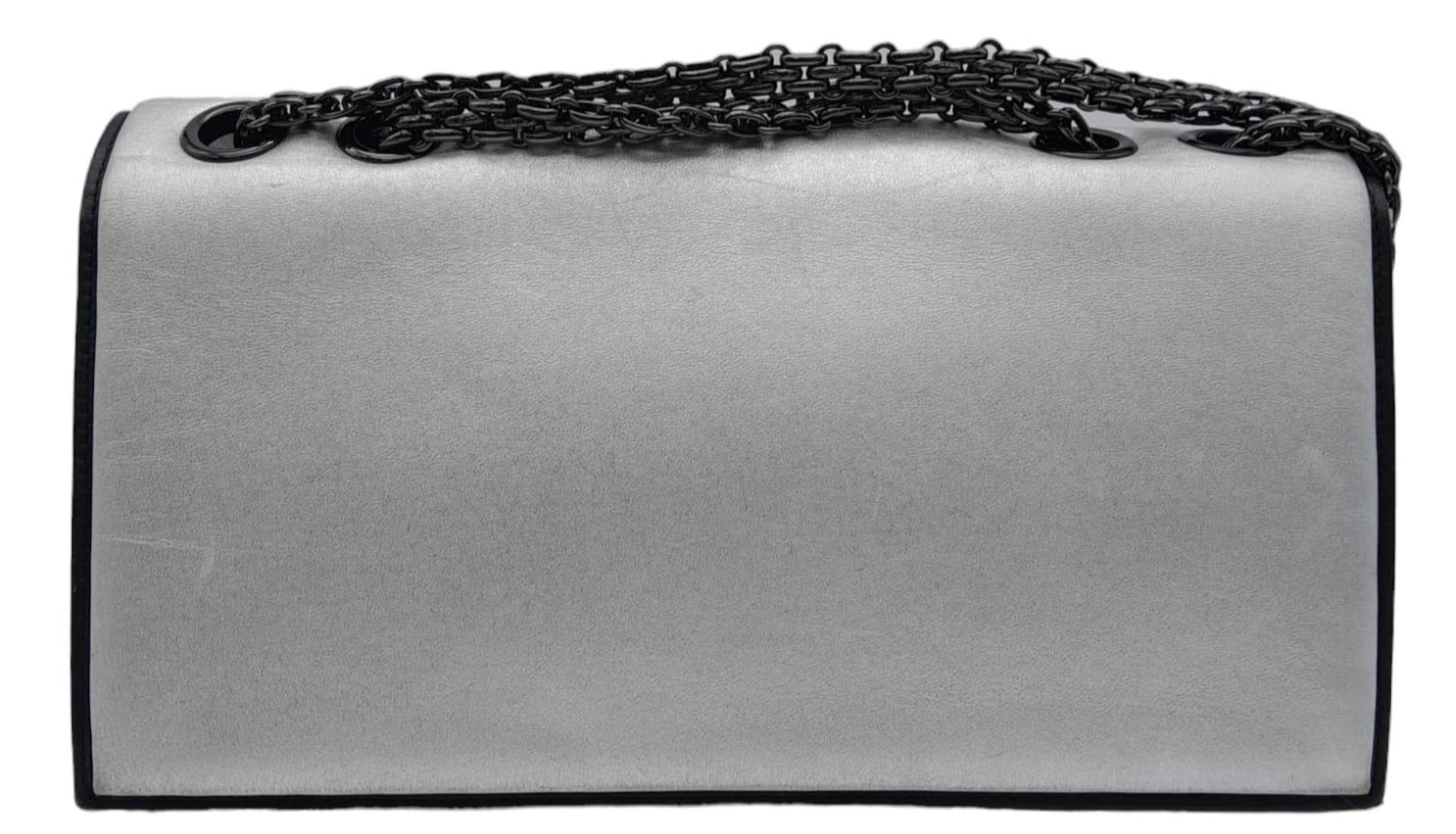 Chanel Silver Leather Flap Bag. Stunning quality throughout, this bag features a slip chain - Bild 3 aus 9