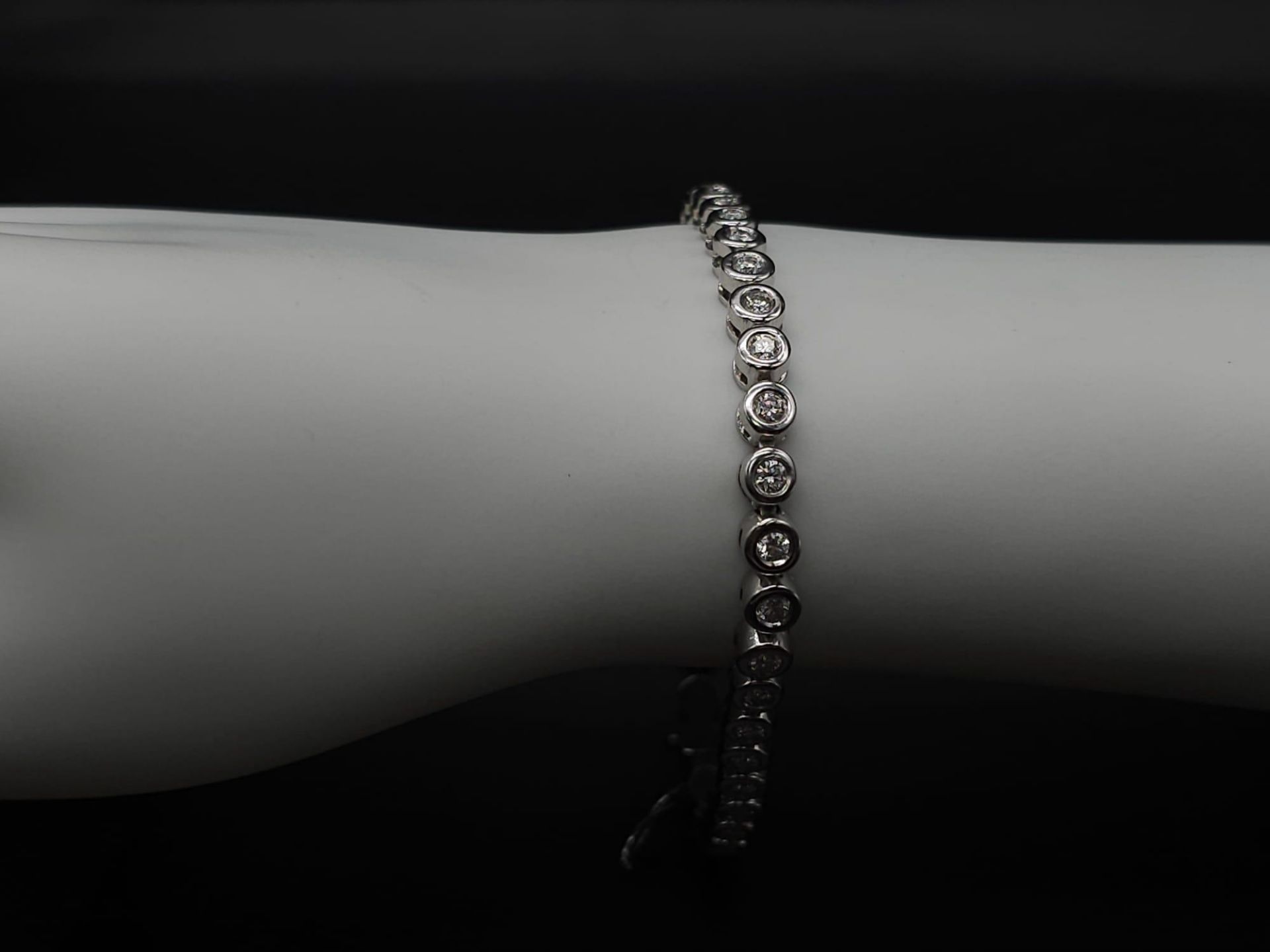 An Absolutely Stunning 18K White Gold and Diamond Tennis Necklace, Bracelet and Earring Set. 7ctw of - Bild 11 aus 14