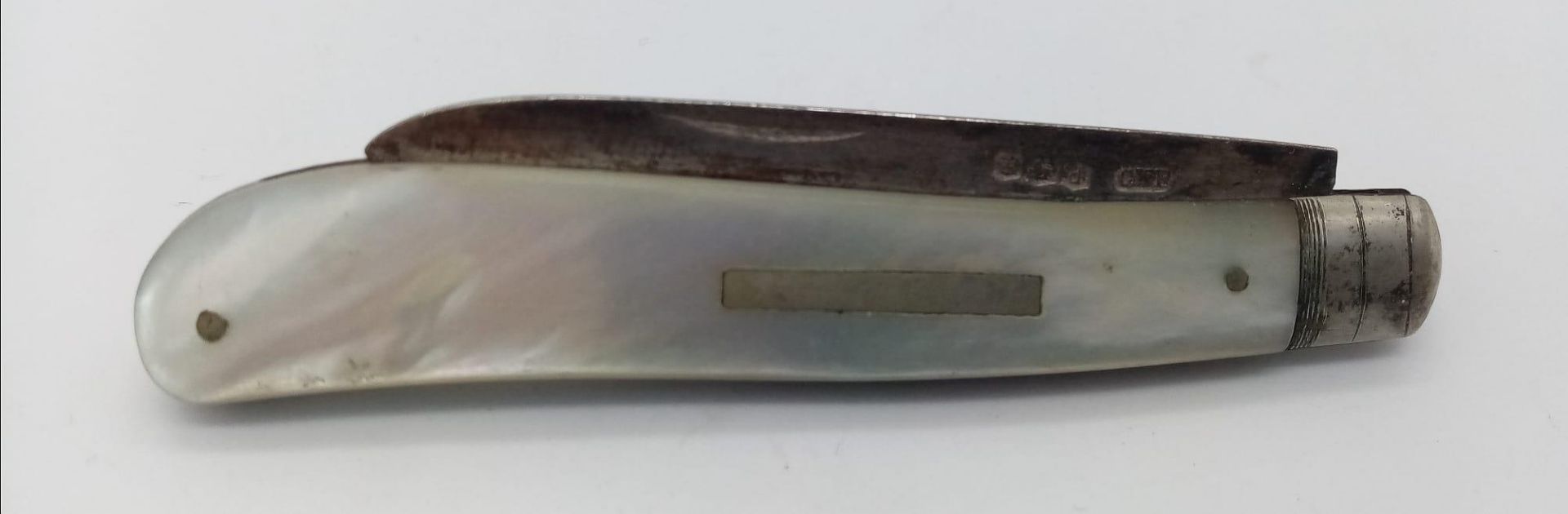 An antique sterling silver Mother of pearl knife. Full hallmarks Sheffield, 1921. Total weight 26. - Image 2 of 4