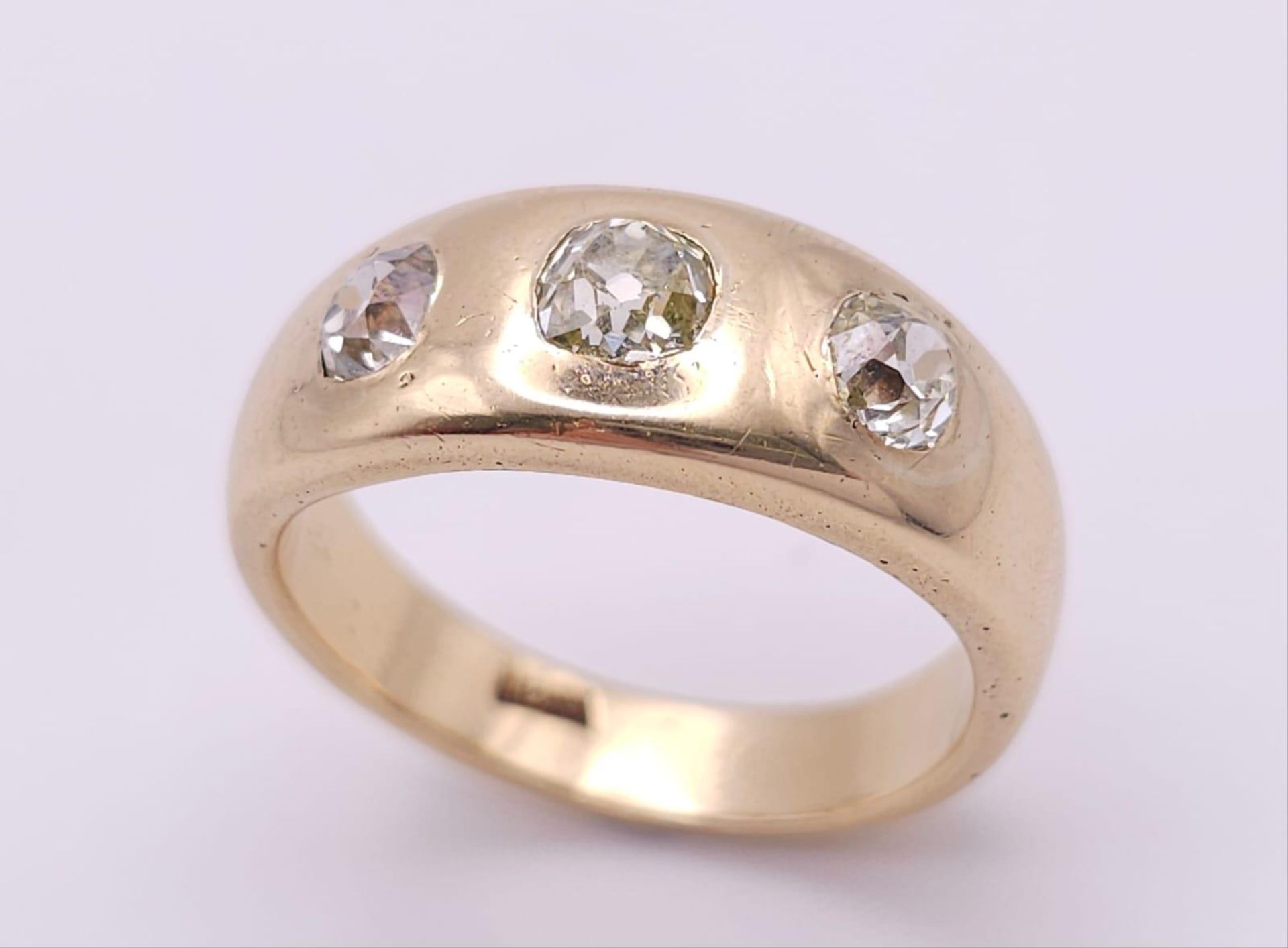 18K YELLOW GOLD, OLD CUT DIMAOND, 3 STONE RING. APPROX 1.40CTW OF OLD CUTS. WEIGHT: 12.3G SIZE U