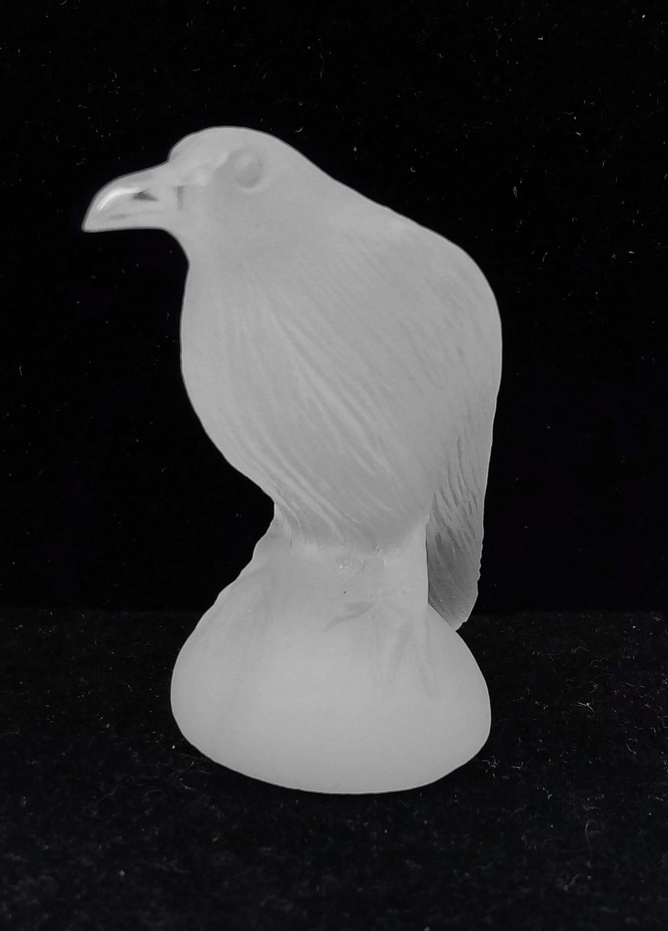 A Polished Opalite Raven Bird Figure. Perfect curiosity for light colour-play. 6cm tall. - Bild 2 aus 4