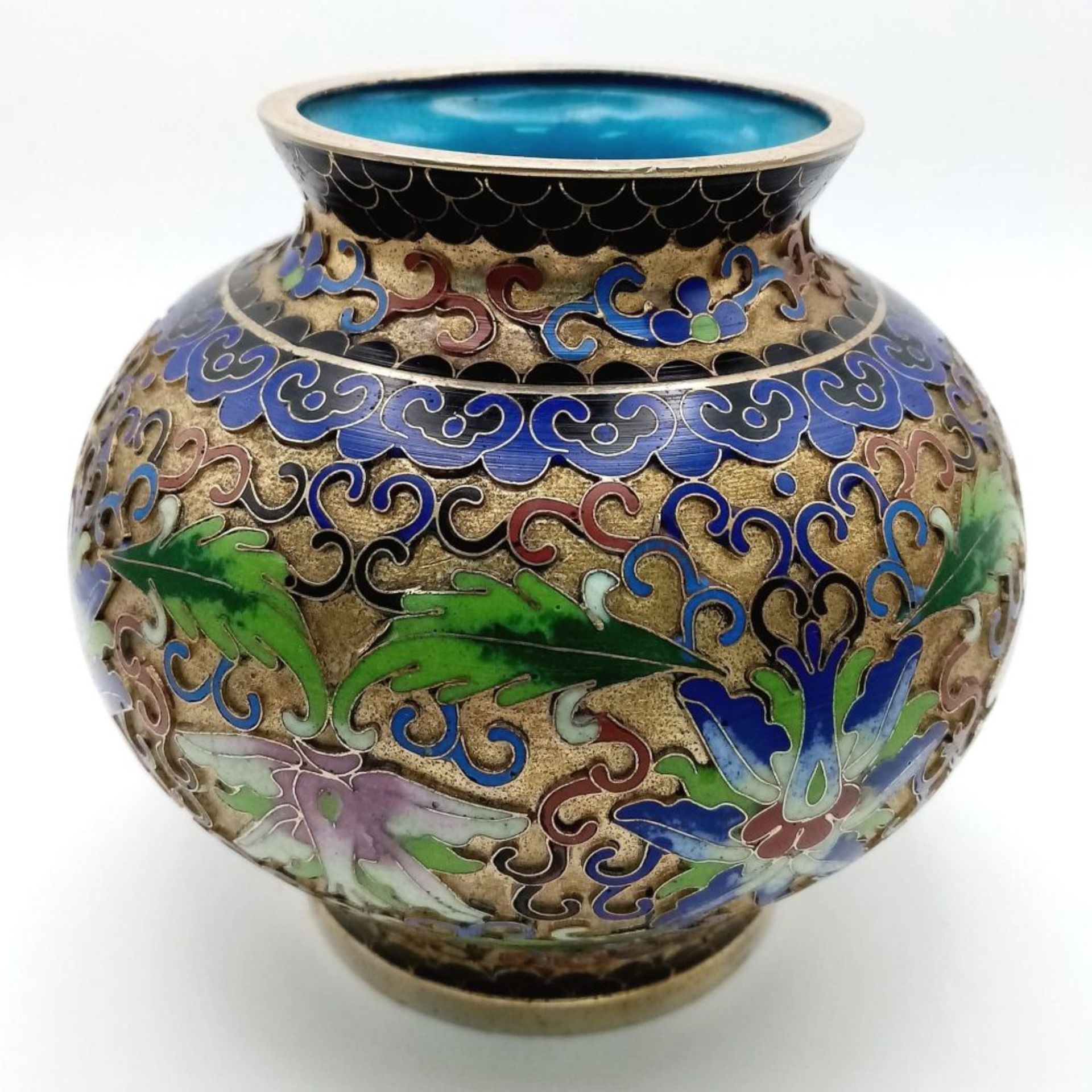 Stunning vintage Chinese Cloisonné Enamel Circular Pot. Wonderful floral decoration against a gold - Image 2 of 5