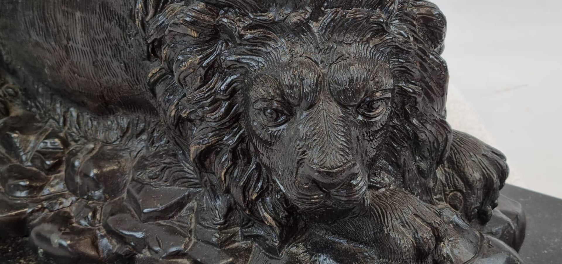 A Vintage, Possibly Antique Bronze Sculpture of a Resting Lion. Black patinated finish. Black marble - Bild 6 aus 6