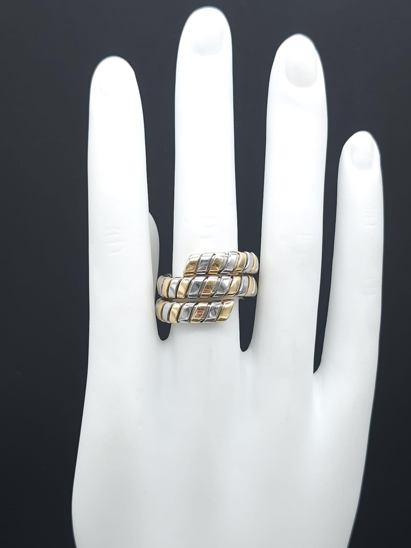 A Bulgari Tubogas Flexible 18K Gold Ring. 16 yellow gold pipe bands alternate with stainless steel - Bild 9 aus 9