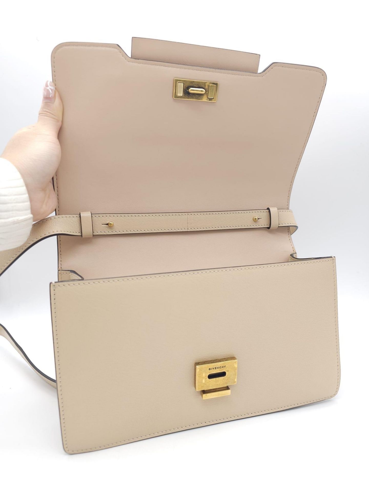 A Givenchy Nude Infinity Crossbody Bag. Leather exterior with front flap, gold toned hardware, - Bild 7 aus 12