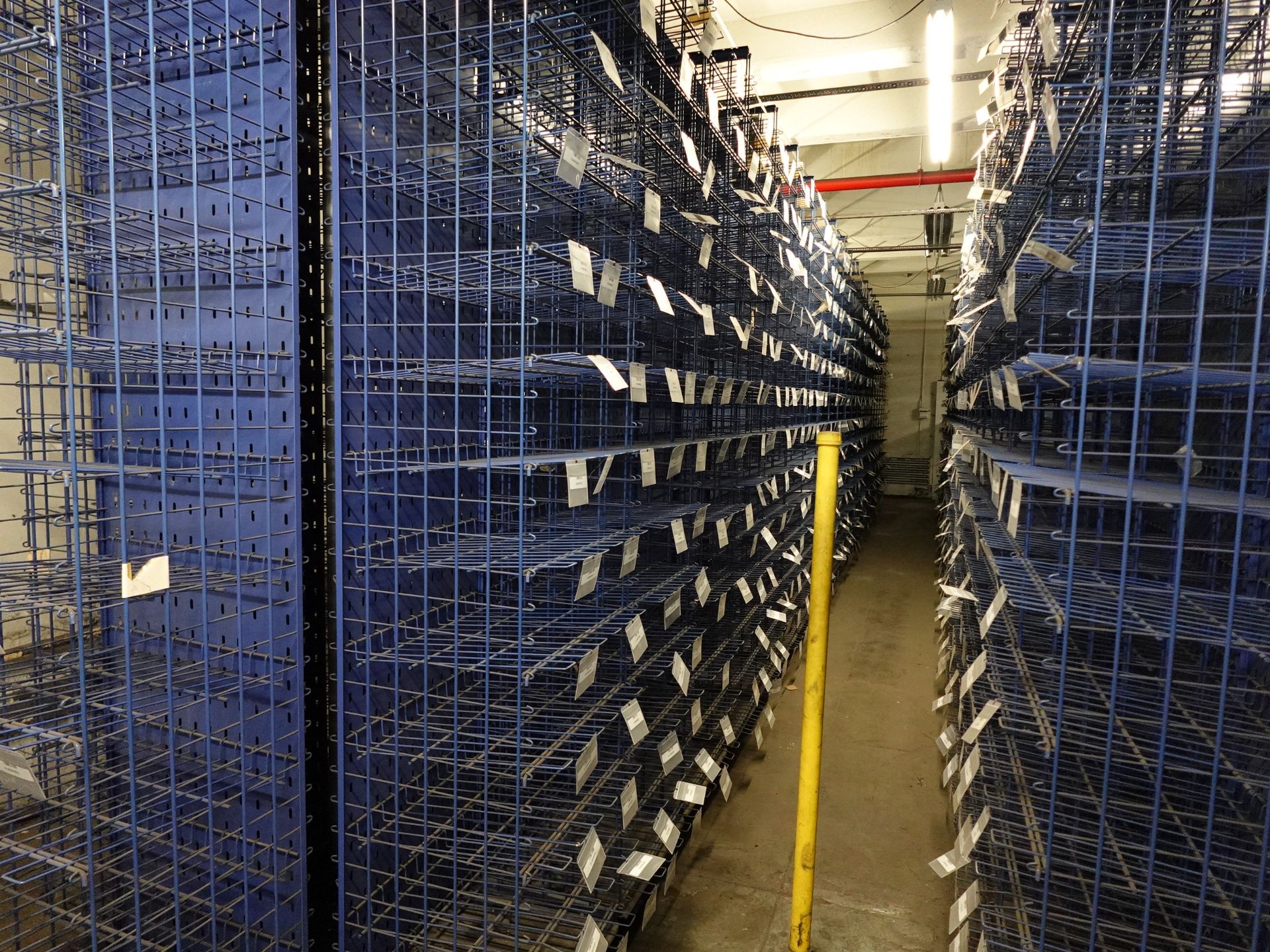 White storage and retrieval system