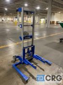 Global Industrial Portable Upright Straddle Lift