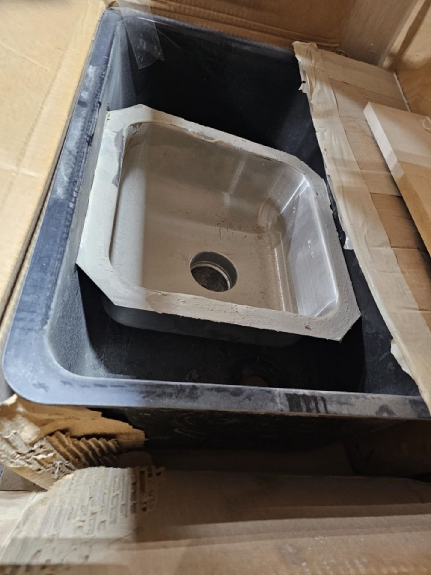 Sinks/Laminated Floor/Doors and Parts - Image 2 of 3