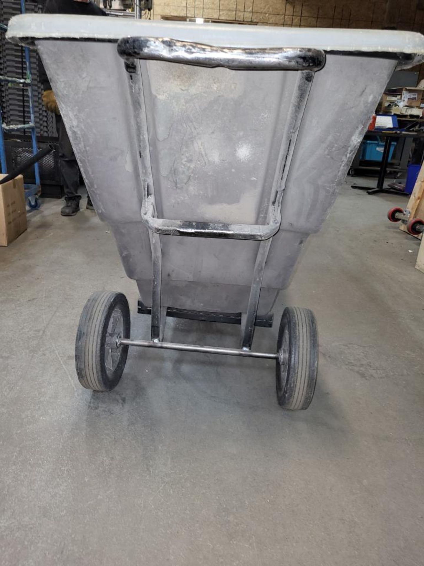 Plastic Dump Tote 300 LBS Capacity On Wheels - Image 2 of 3