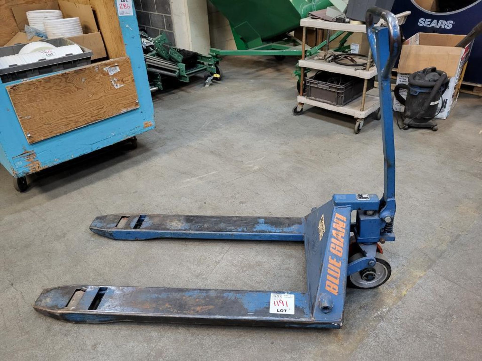 Blue Giant Manual Pump Truck M/N RO1-5 5000LBS Capacity