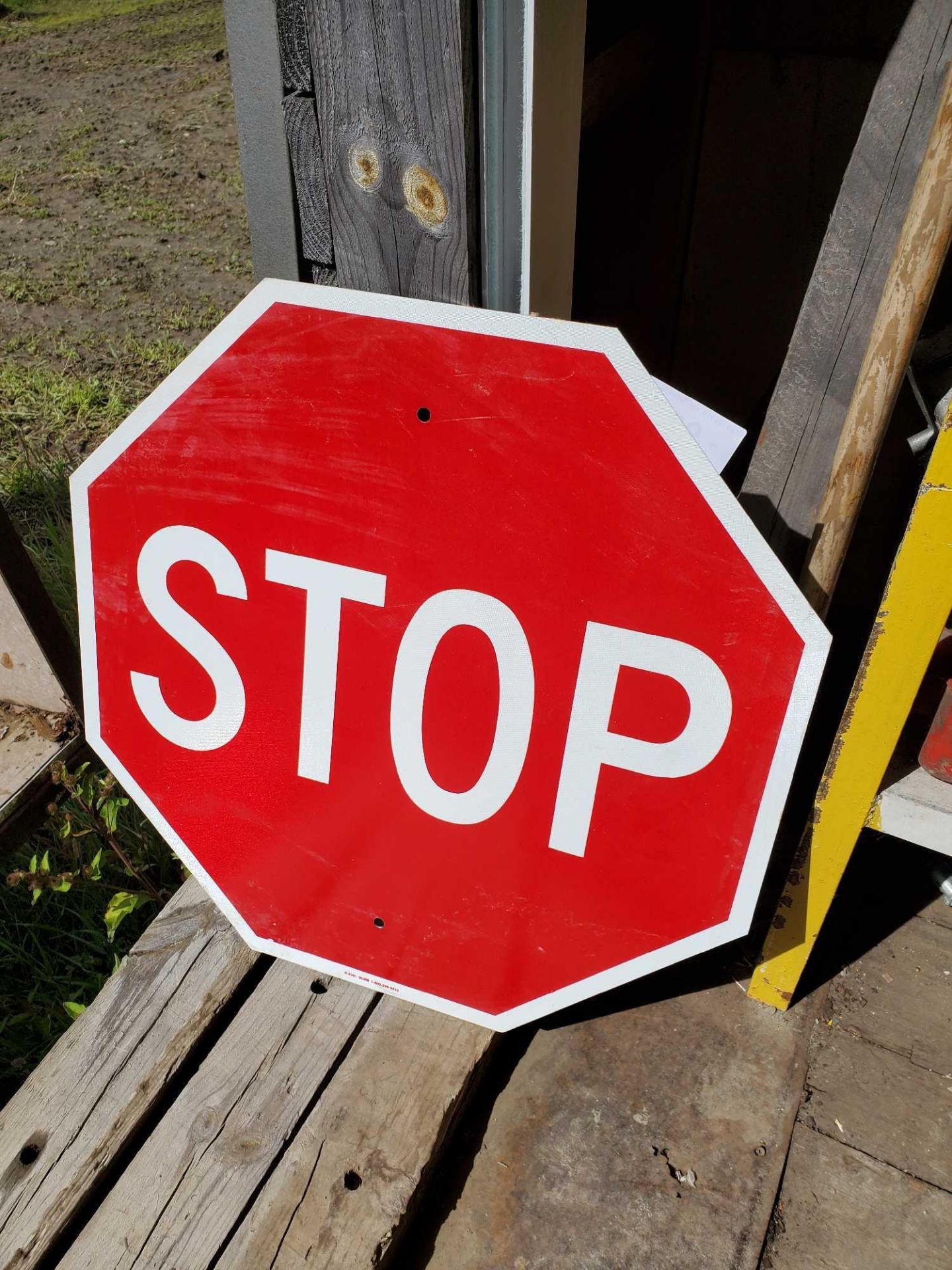 new stop sign / panneau 'stop' neuf