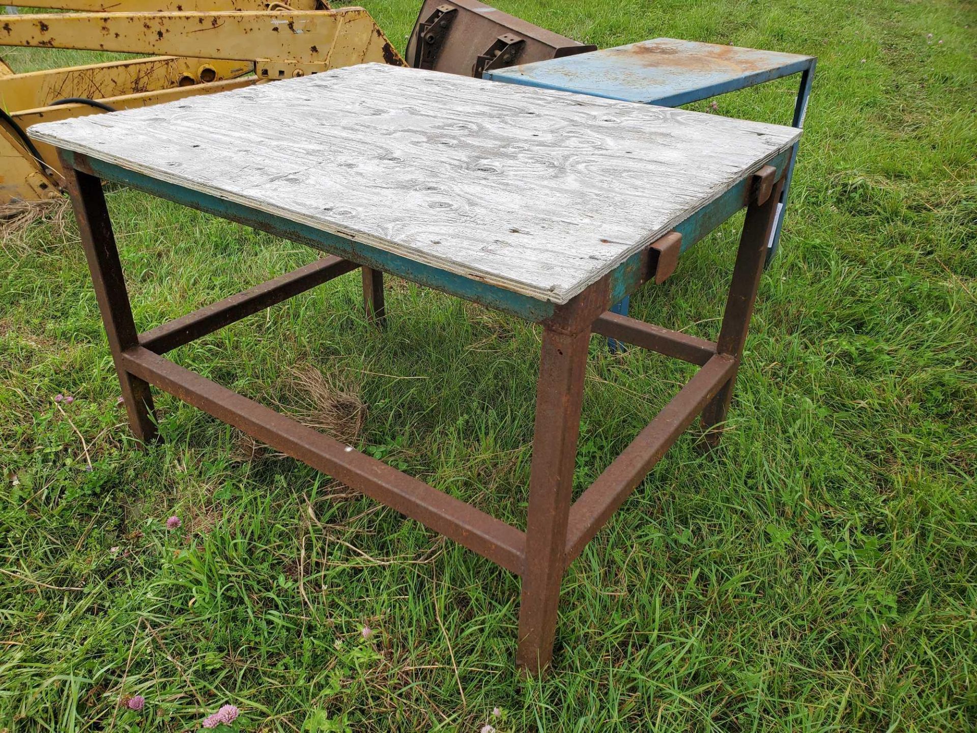 steel frame work table / etablie a base d'acier