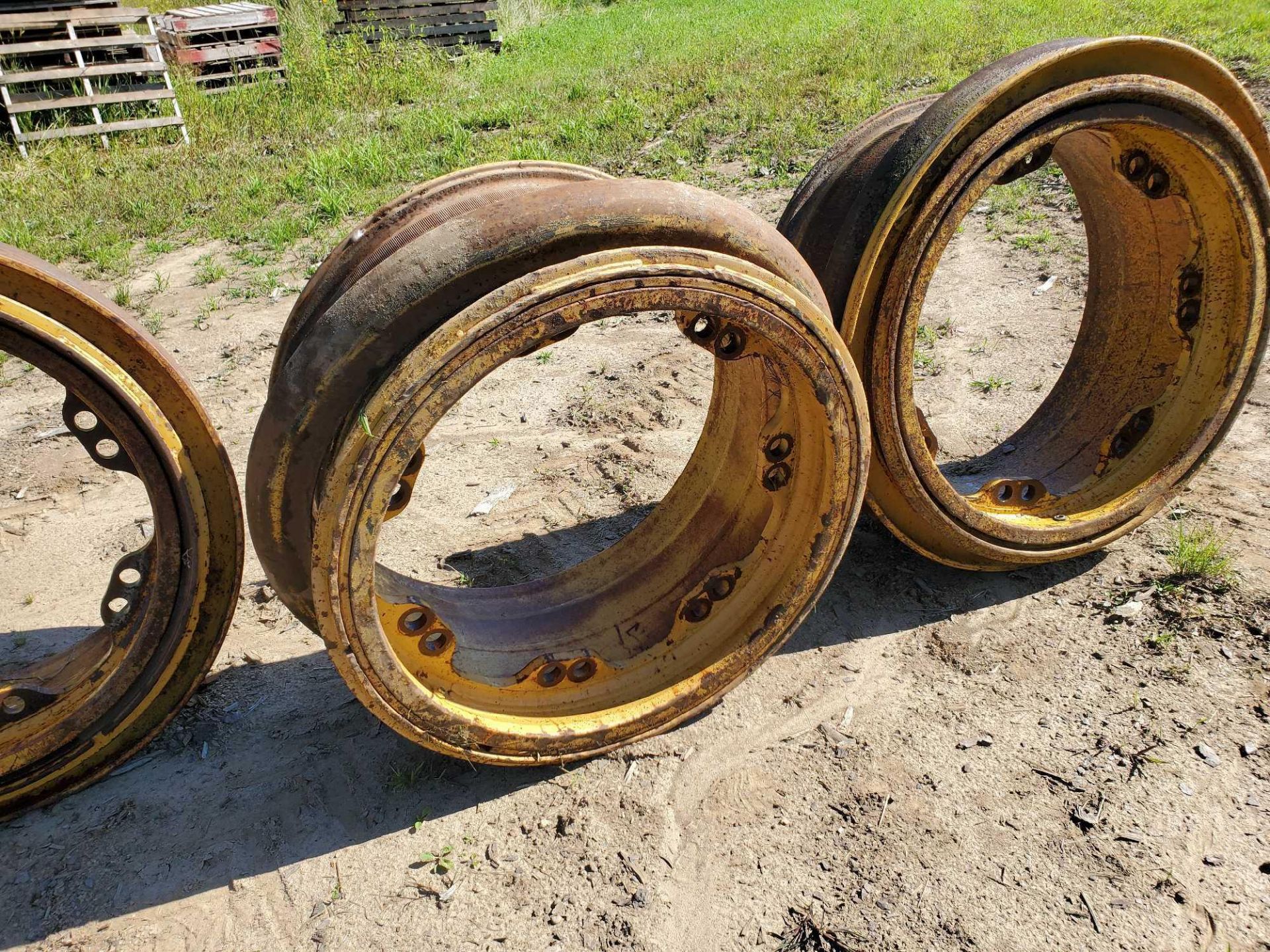 lot of caterpillar wheel / lot de roue pour caterpillar - Image 3 of 4