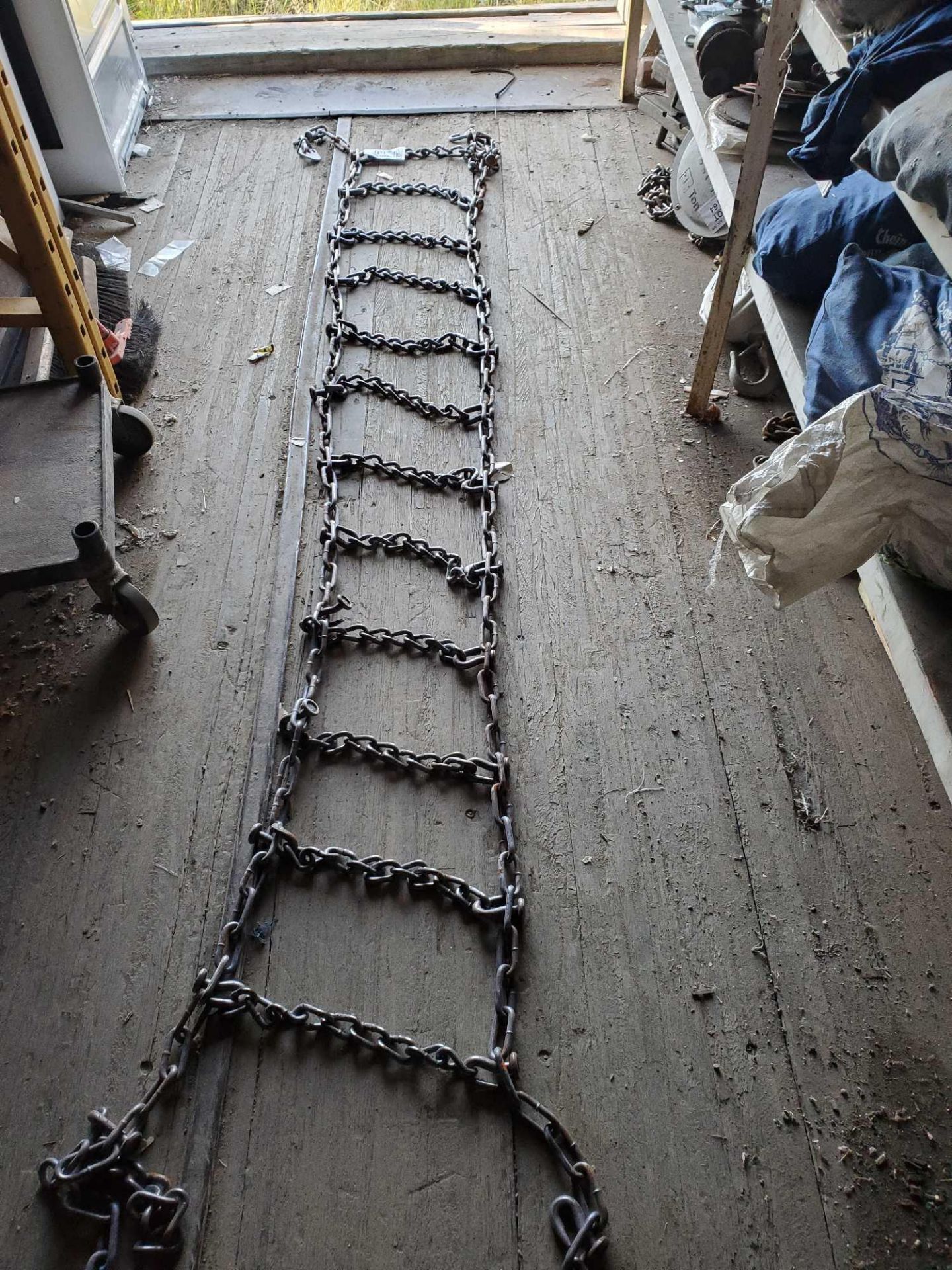 set of 2 new tire chains / ensemble de 2 chaines a glace neuve
