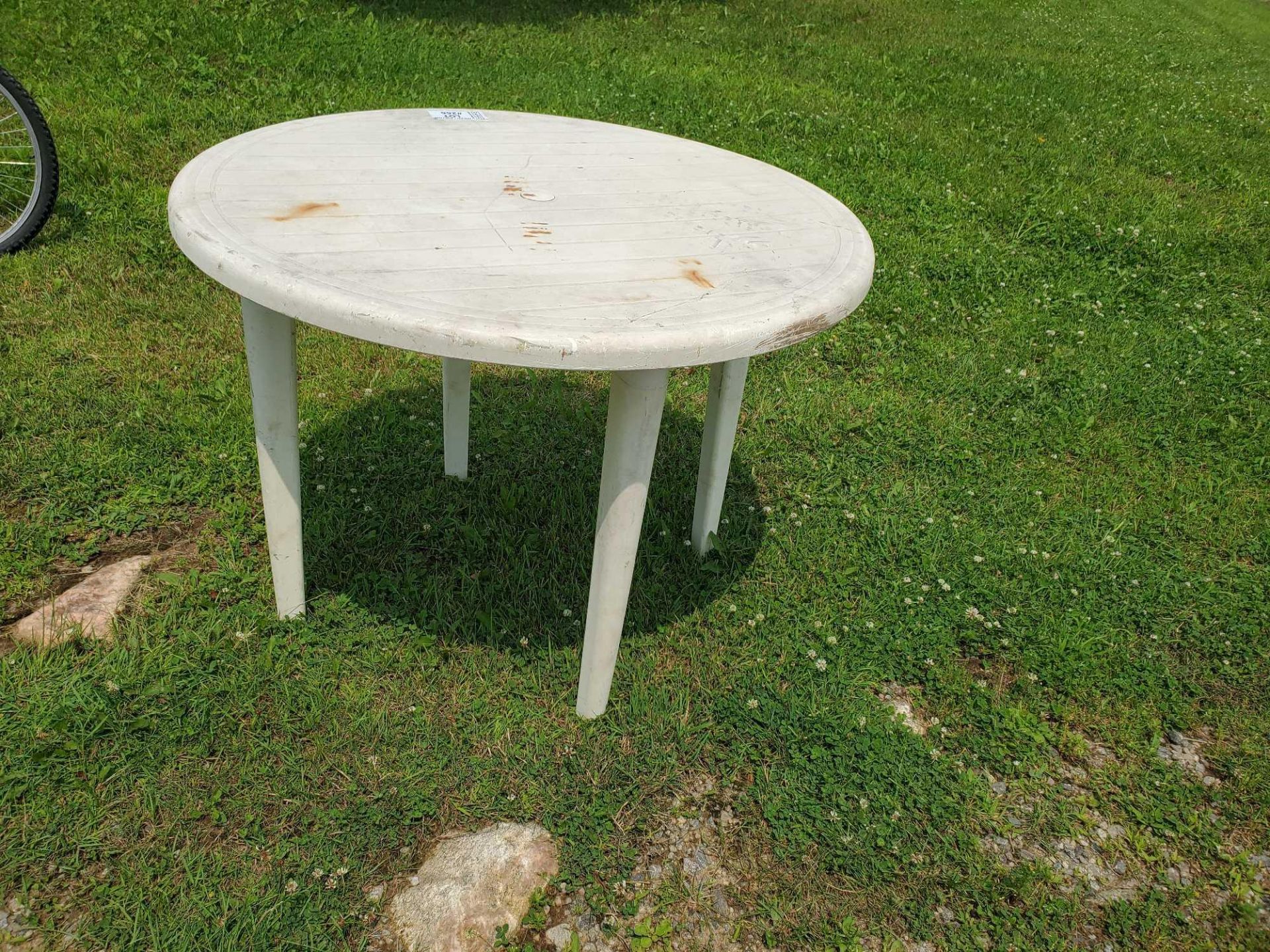 outdoor round table / table ronde d'exterieur - Image 2 of 2