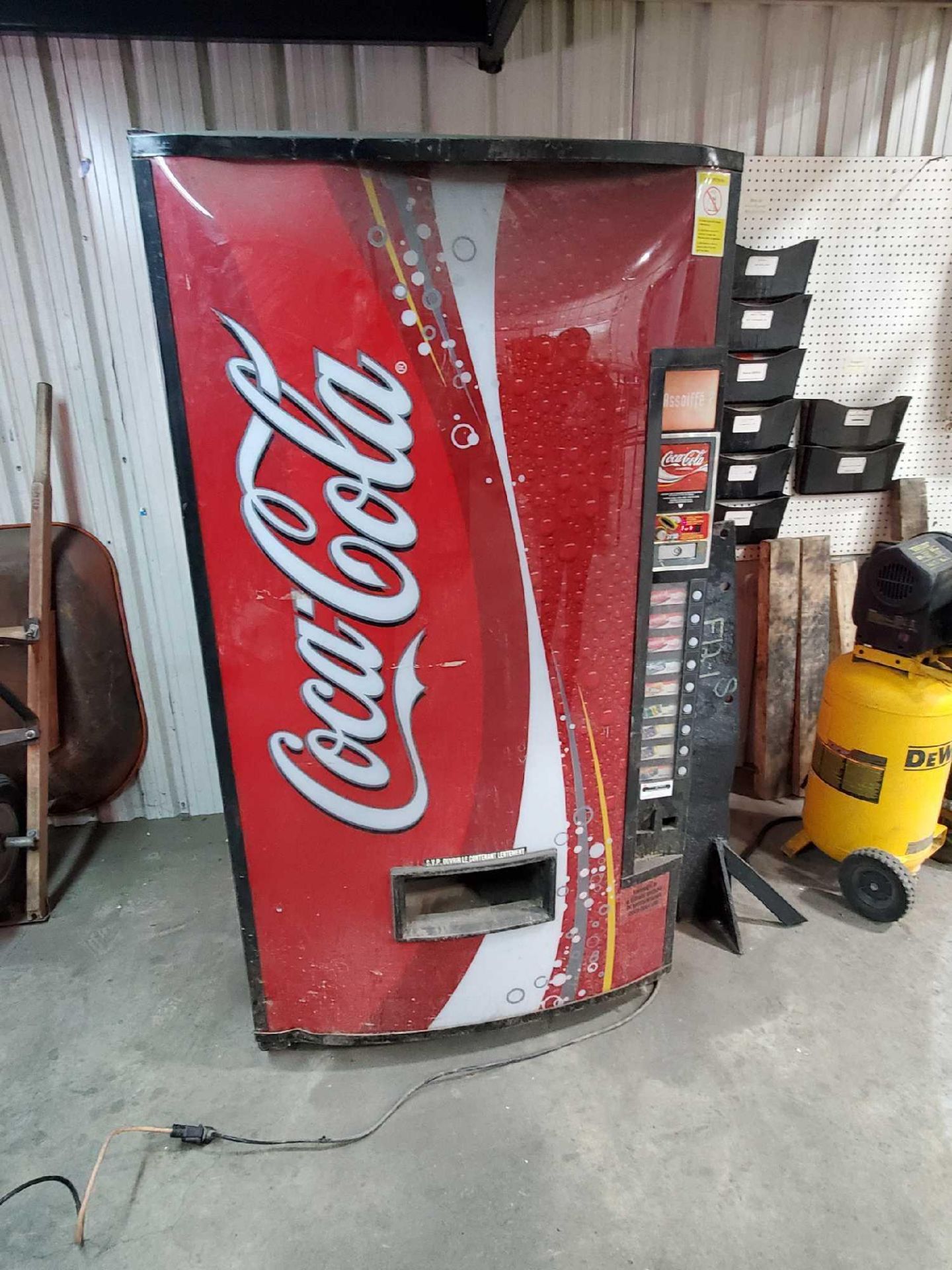 Coke vending machine / distributrice a boissons Coke