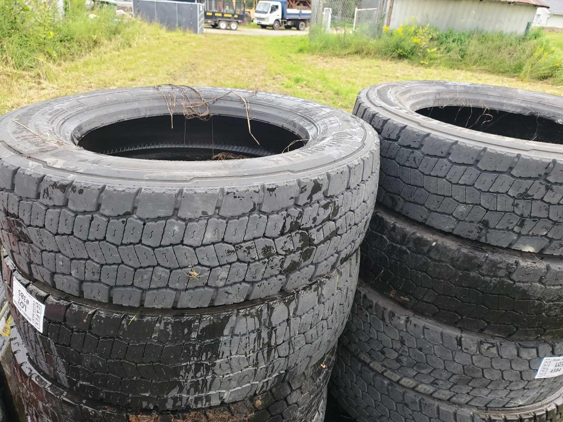 lot of 4 continental 225/70r19m5 truck tires / lot de 4 pneus de camion