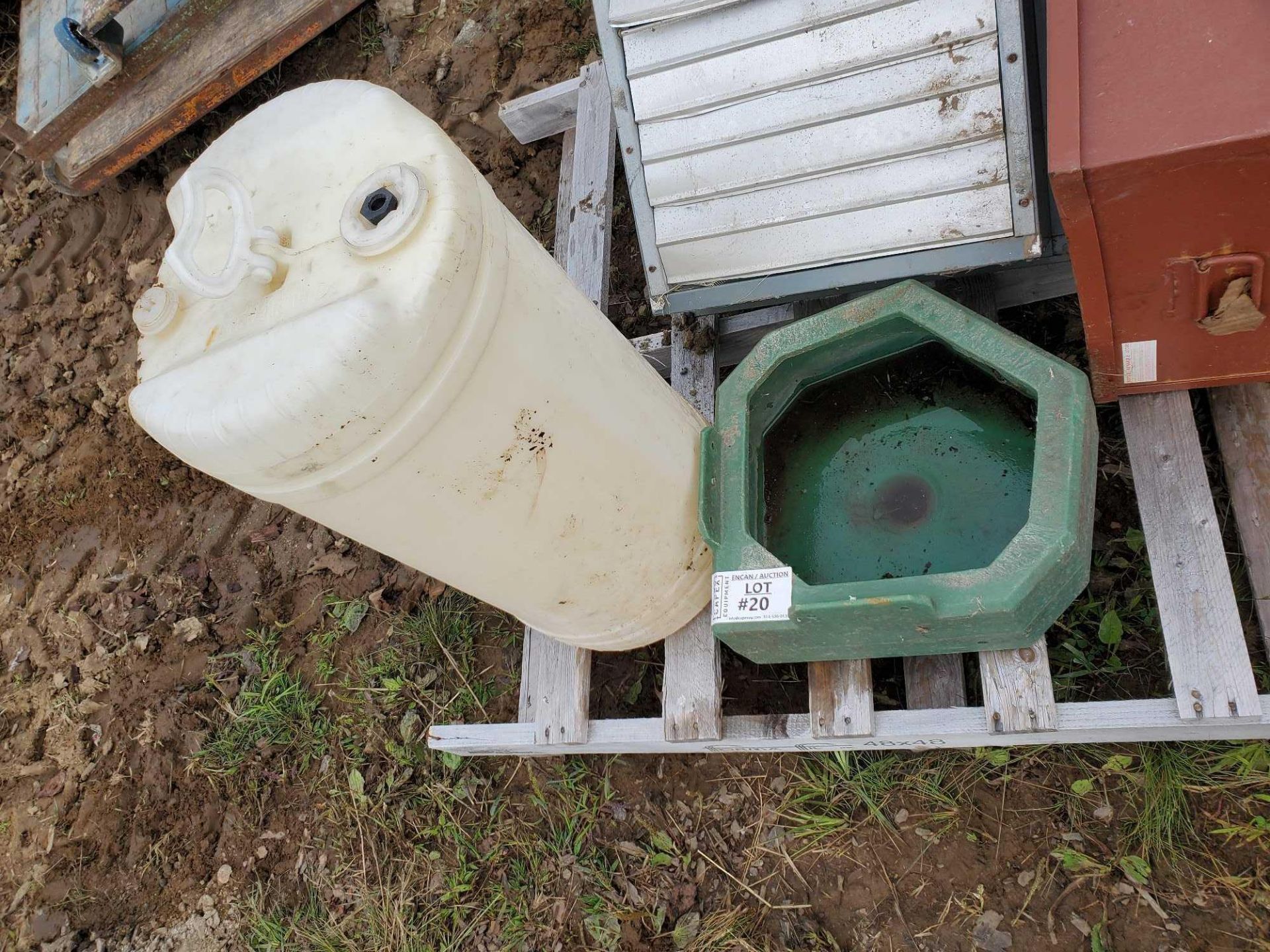 waterer and tank / abreuvoir et reservoir