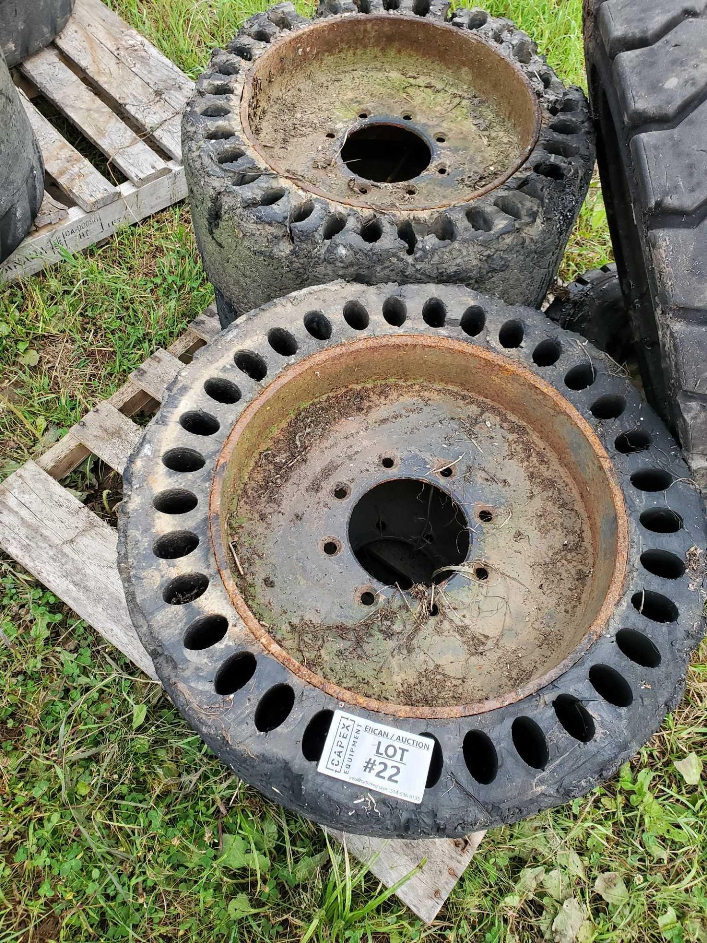 skid steer tires / roues de mini chargeuse