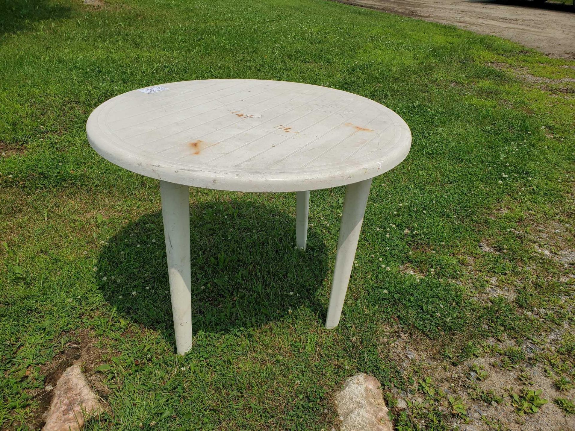 outdoor round table / table ronde d'exterieur