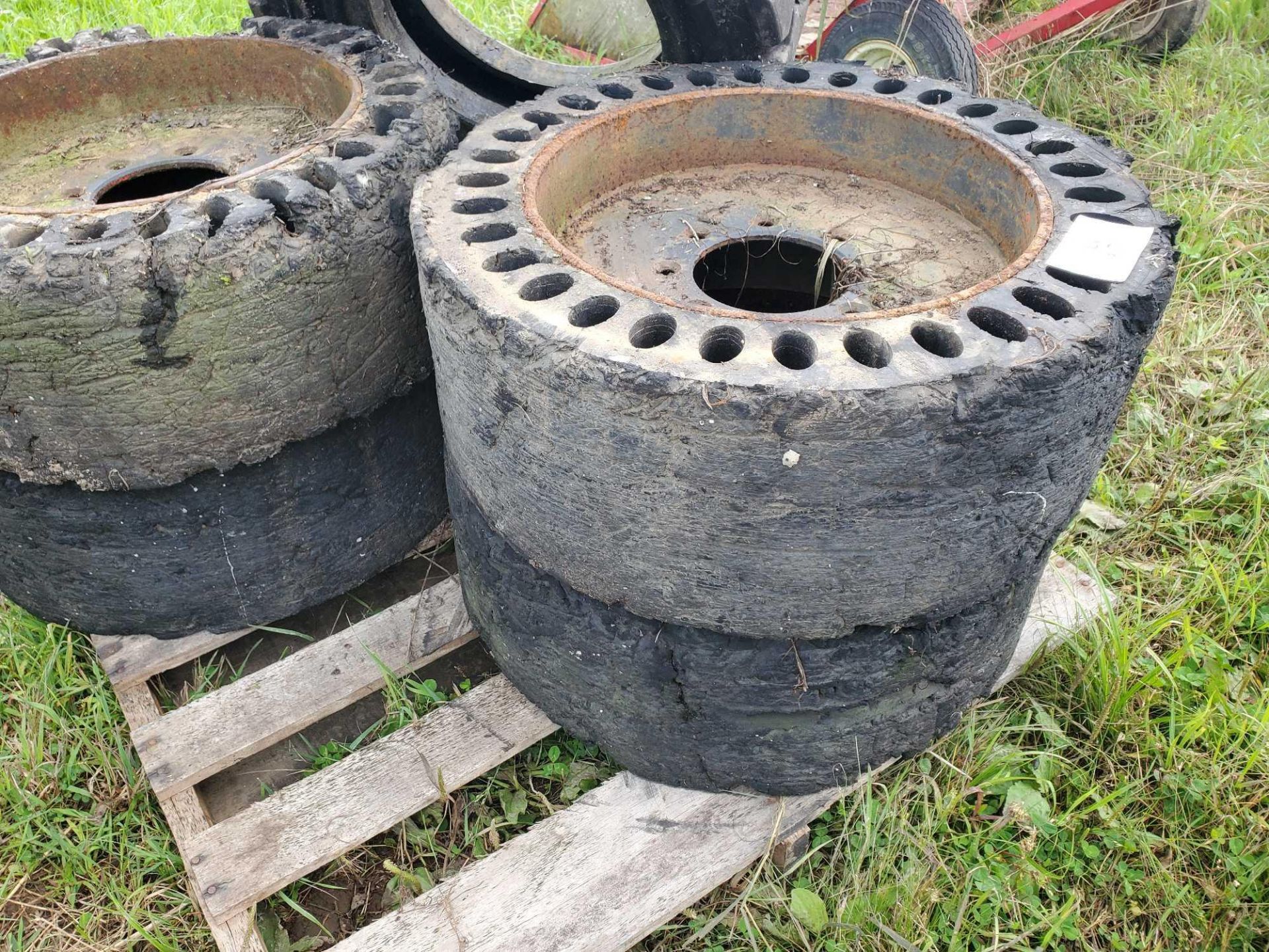 skid steer tires / roues de mini chargeuse - Image 2 of 2
