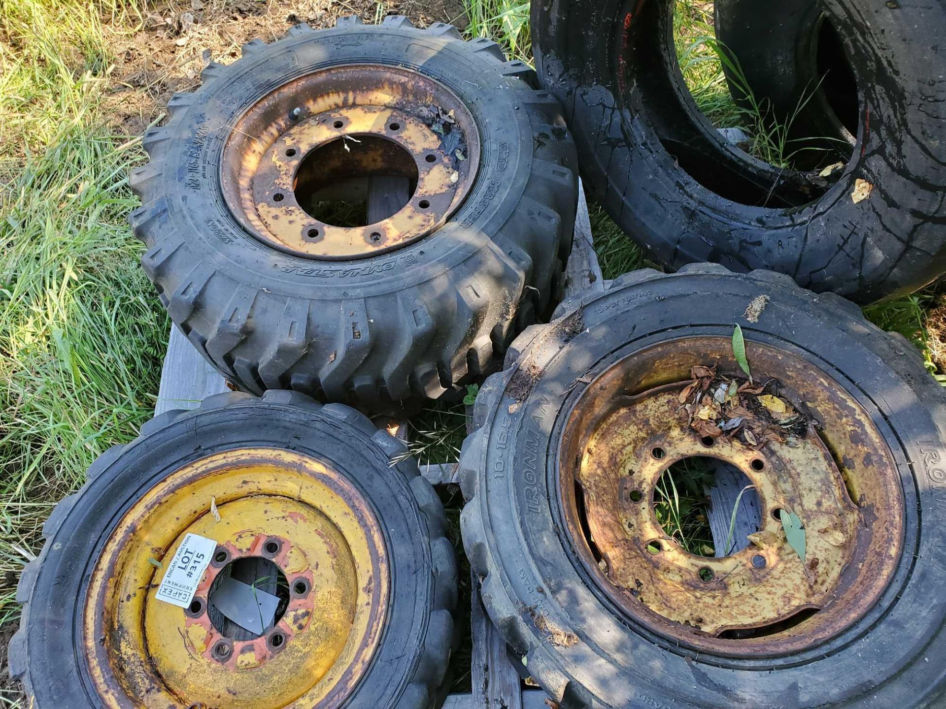 mixed tires / pneus melanges - Image 2 of 3